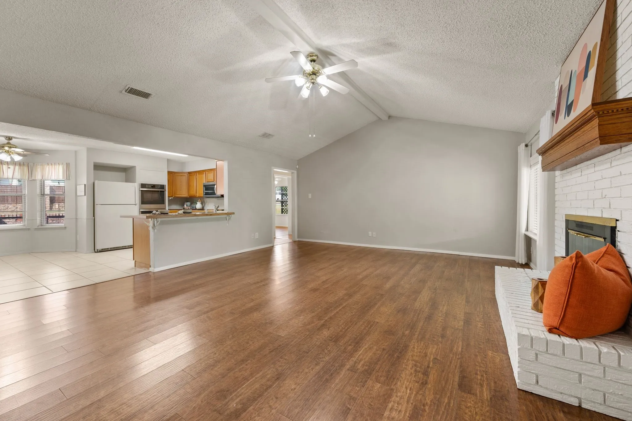 Single Family Residence For Sale in Tarrant County , 1002 Shady Brook Drive, Grapevine, Texas 76051, 3 Bedroom, 2 Bathroom, 2 Garage spaces, 1,653 Sqft, built in 1973, mls#21339651, Real Estate Agent in Grapevine, Homes For Sale in Tarrant county, Homes For Sale in Grapevine, Realtor in Grapevine Texas, Real Estate Brokerage Independent Realty Texas, Luminita Cordes Realtor