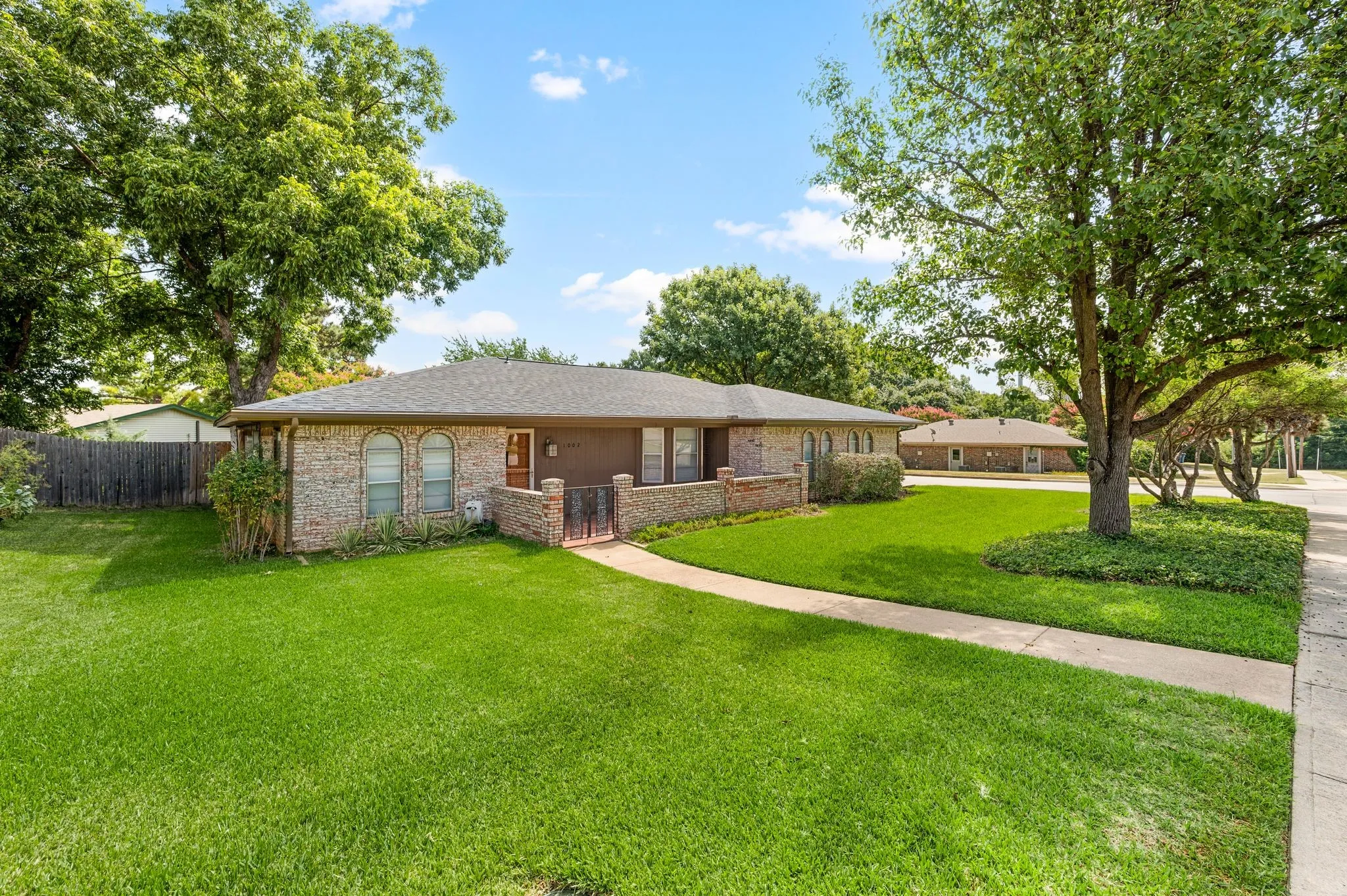 Single Family Residence For Sale in Tarrant County , 1002 Shady Brook Drive, Grapevine, Texas 76051, 3 Bedroom, 2 Bathroom, 2 Garage spaces, 1,653 Sqft, built in 1973, mls#21339651, Real Estate Agent in Grapevine, Homes For Sale in Tarrant county, Homes For Sale in Grapevine, Realtor in Grapevine Texas, Real Estate Brokerage Independent Realty Texas, Luminita Cordes Realtor