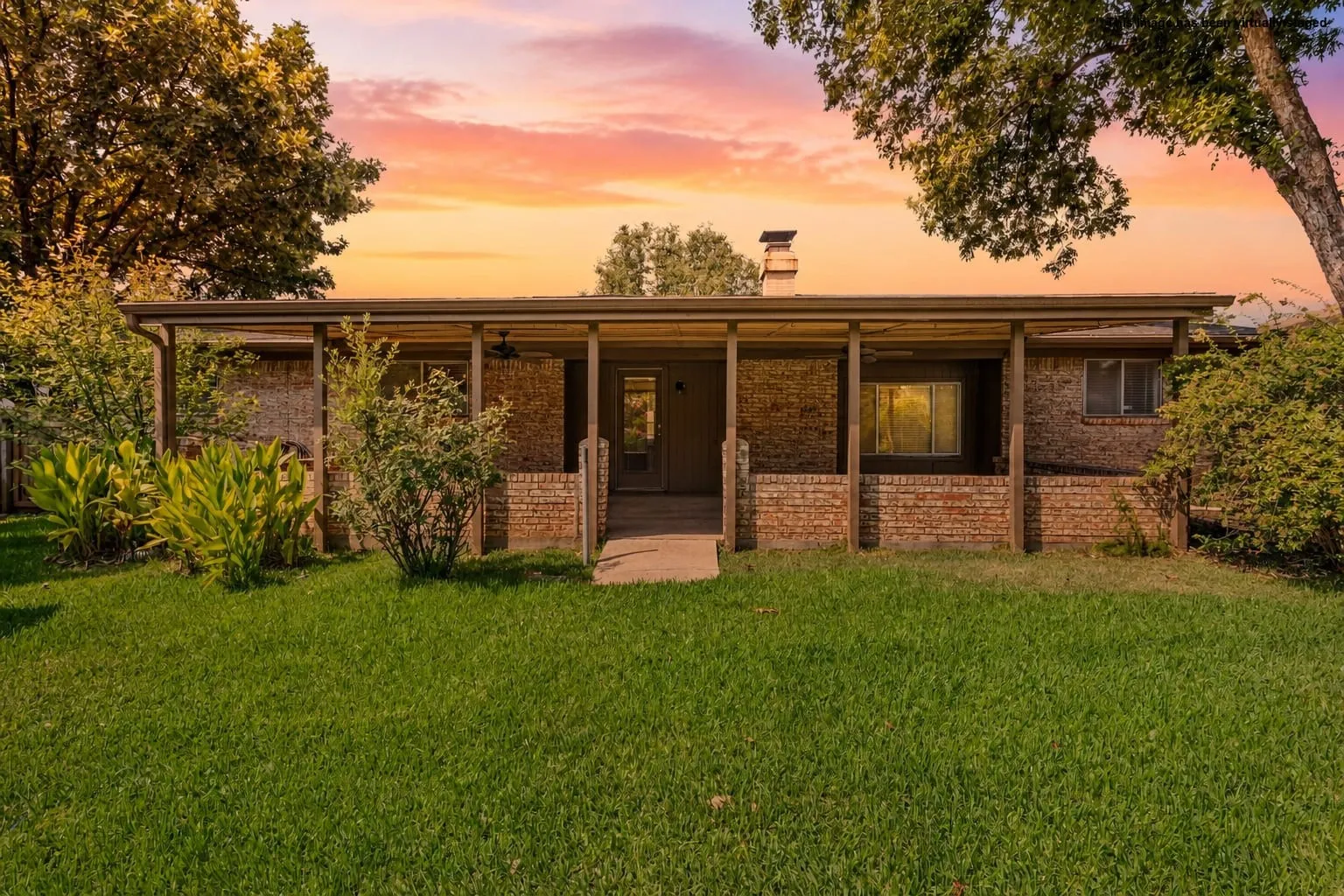 Single Family Residence For Sale in Tarrant County , 1002 Shady Brook Drive, Grapevine, Texas 76051, 3 Bedroom, 2 Bathroom, 2 Garage spaces, 1,653 Sqft, built in 1973, mls#21339651, Real Estate Agent in Grapevine, Homes For Sale in Tarrant county, Homes For Sale in Grapevine, Realtor in Grapevine Texas, Real Estate Brokerage Independent Realty Texas, Luminita Cordes Realtor