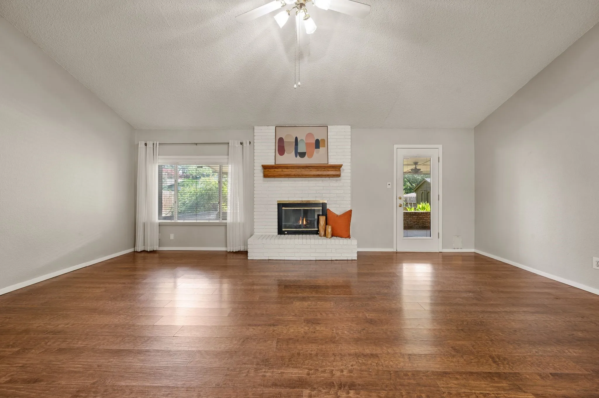 Single Family Residence For Sale in Tarrant County , 1002 Shady Brook Drive, Grapevine, Texas 76051, 3 Bedroom, 2 Bathroom, 2 Garage spaces, 1,653 Sqft, built in 1973, mls#21339651, Real Estate Agent in Grapevine, Homes For Sale in Tarrant county, Homes For Sale in Grapevine, Realtor in Grapevine Texas, Real Estate Brokerage Independent Realty Texas, Luminita Cordes Realtor