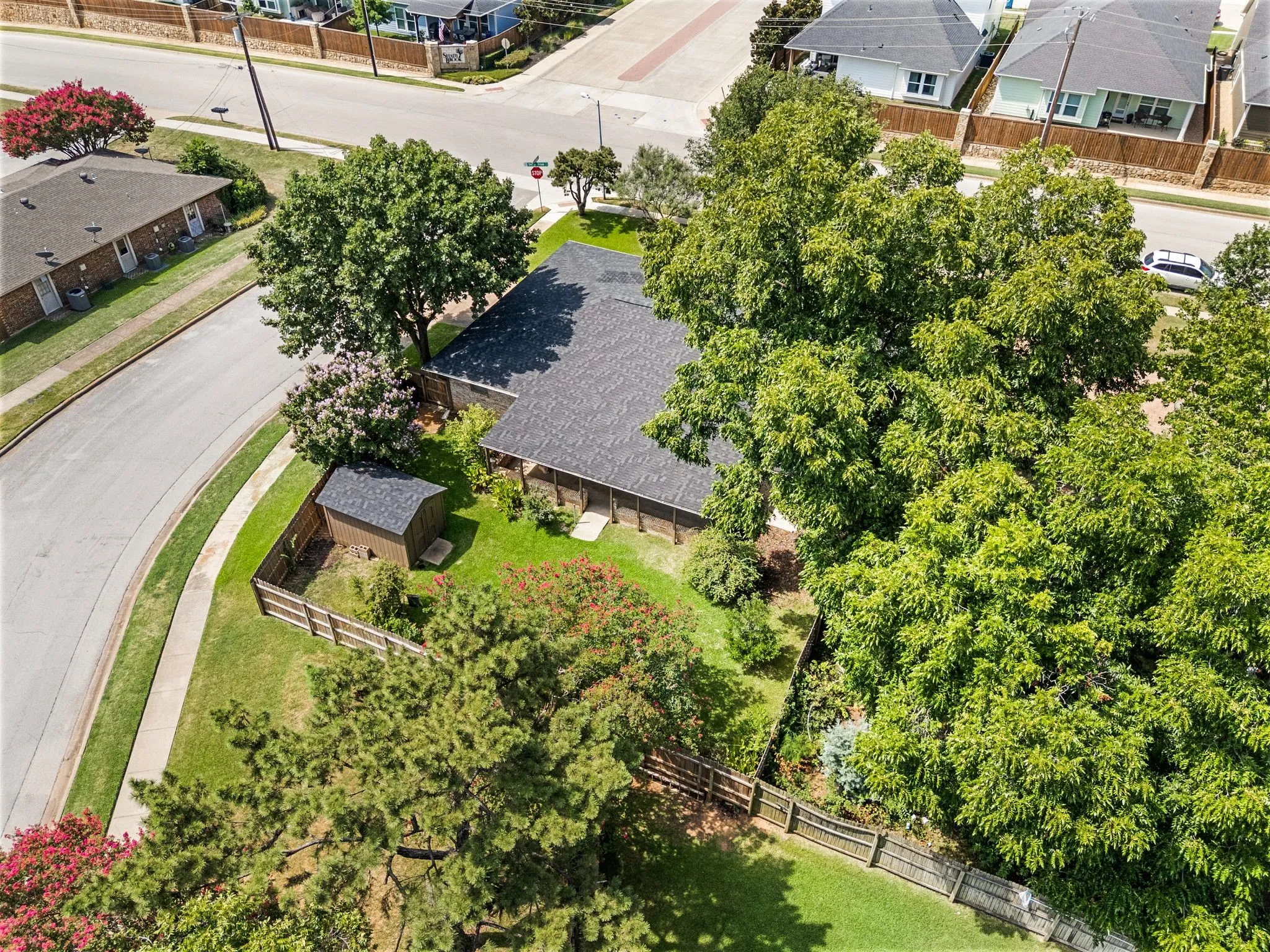 Single Family Residence For Sale in Tarrant County , 1002 Shady Brook Drive, Grapevine, Texas 76051, 3 Bedroom, 2 Bathroom, 2 Garage spaces, 1,653 Sqft, built in 1973, mls#21339651, Real Estate Agent in Grapevine, Homes For Sale in Tarrant county, Homes For Sale in Grapevine, Realtor in Grapevine Texas, Real Estate Brokerage Independent Realty Texas, Luminita Cordes Realtor