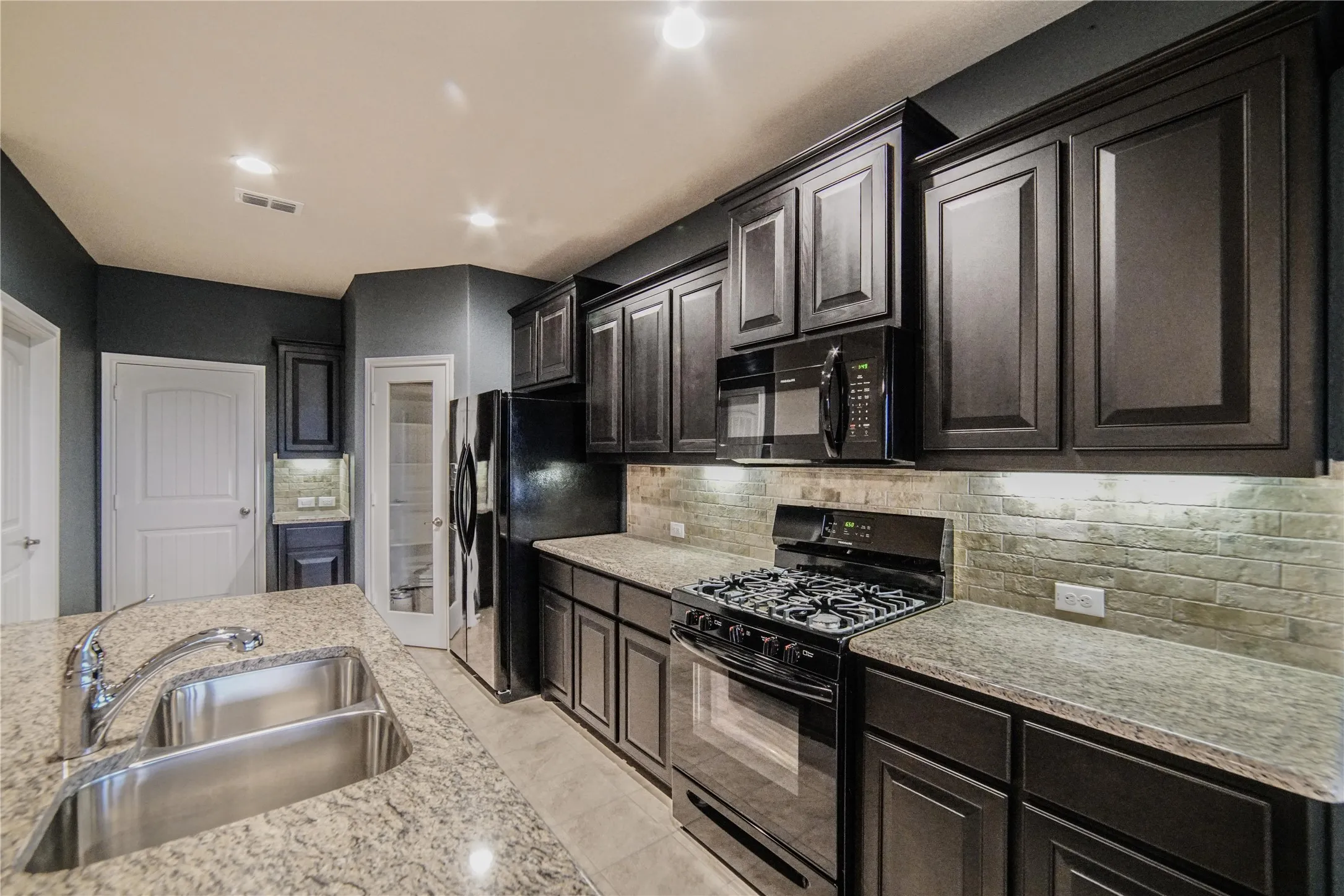 Single Family Residence For Rent in Denton County , 4004 Stone Trail Drive, Denton, Texas 76210, 4 Bedroom, 2 Bathroom, 2 Garage spaces, 1,820 Sqft, built in 2017, mls#21351465, Real Estate Agent in Denton, Homes For Rent in Denton county, Homes For Rent in Denton, Realtor in Denton Texas, Real Estate Brokerage Independent Realty Texas, Luminita Cordes Realtor