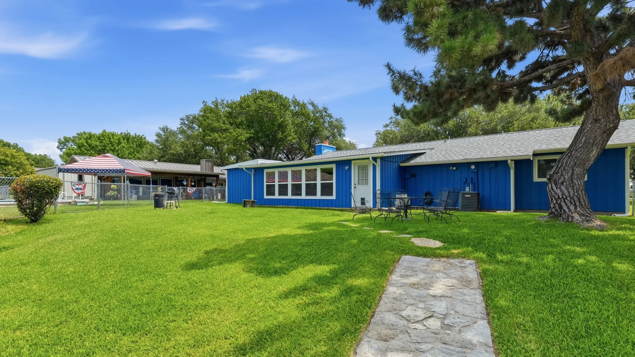 Single Family Residence For Sale in Hood County , 3904 Winding Way, Granbury, Texas 76049, 2 Bedroom, 2 Bathroom, 1 Garage spaces, 1,662 Sqft, built in 1978, mls#21351940, Real Estate Agent in Granbury, Homes For Sale in Hood county, Homes For Sale in Granbury, Realtor in Granbury Texas, Real Estate Brokerage Independent Realty Texas, Luminita Cordes Realtor