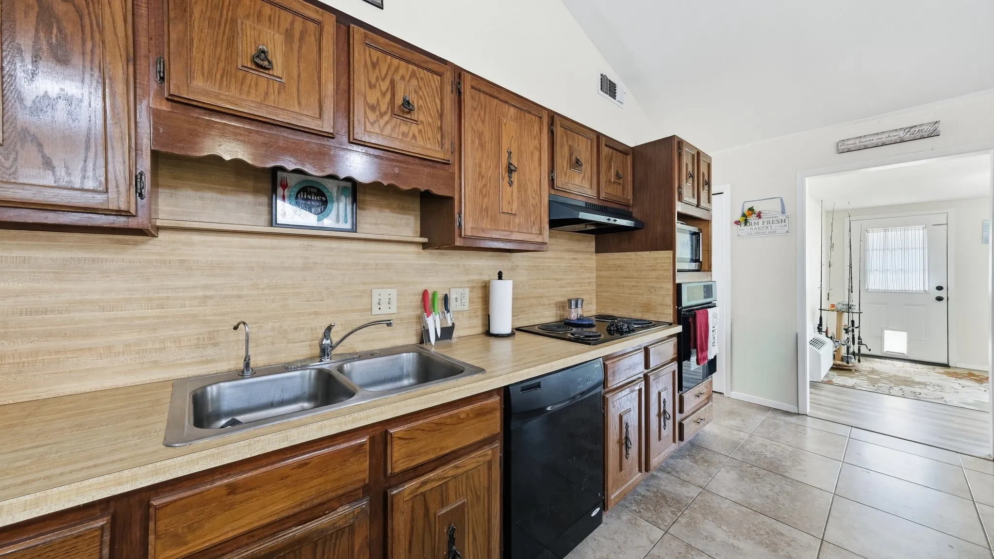 Single Family Residence For Sale in Hood County , 3904 Winding Way, Granbury, Texas 76049, 2 Bedroom, 2 Bathroom, 1 Garage spaces, 1,662 Sqft, built in 1978, mls#21351940, Real Estate Agent in Granbury, Homes For Sale in Hood county, Homes For Sale in Granbury, Realtor in Granbury Texas, Real Estate Brokerage Independent Realty Texas, Luminita Cordes Realtor