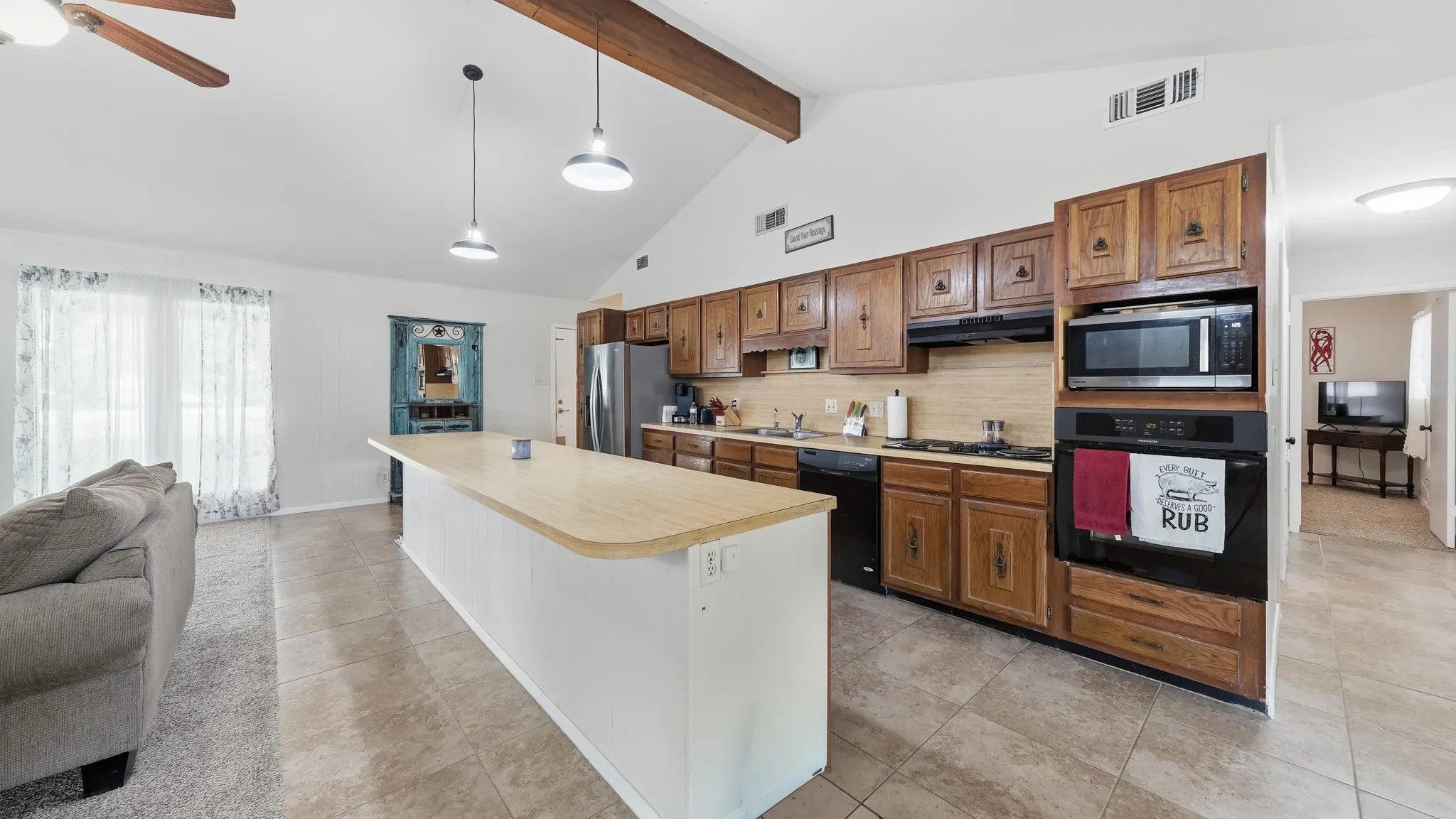 Single Family Residence For Sale in Hood County , 3904 Winding Way, Granbury, Texas 76049, 2 Bedroom, 2 Bathroom, 1 Garage spaces, 1,662 Sqft, built in 1978, mls#21351940, Real Estate Agent in Granbury, Homes For Sale in Hood county, Homes For Sale in Granbury, Realtor in Granbury Texas, Real Estate Brokerage Independent Realty Texas, Luminita Cordes Realtor