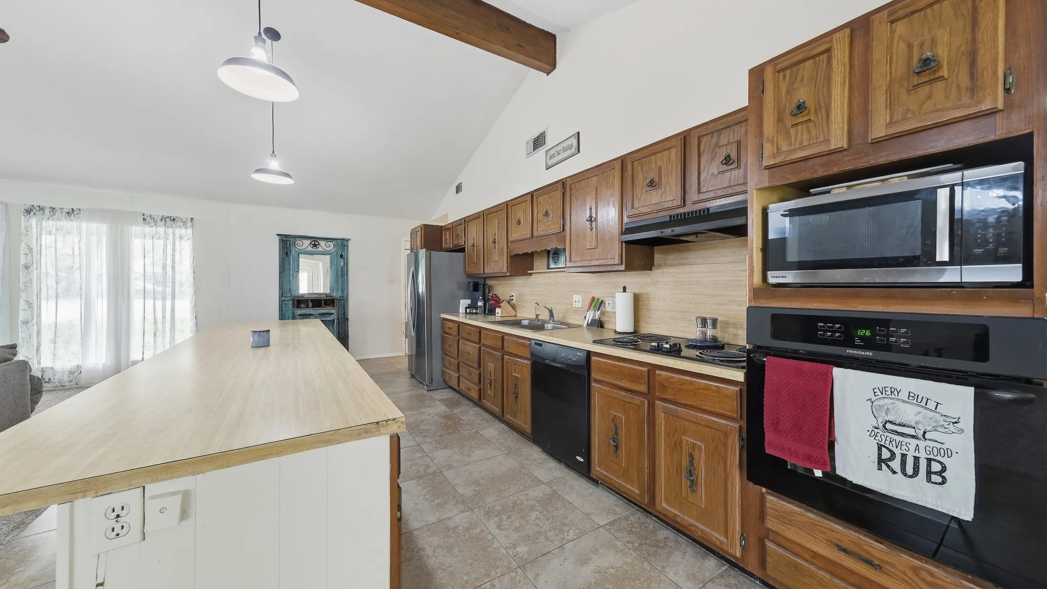 Single Family Residence For Sale in Hood County , 3904 Winding Way, Granbury, Texas 76049, 2 Bedroom, 2 Bathroom, 1 Garage spaces, 1,662 Sqft, built in 1978, mls#21351940, Real Estate Agent in Granbury, Homes For Sale in Hood county, Homes For Sale in Granbury, Realtor in Granbury Texas, Real Estate Brokerage Independent Realty Texas, Luminita Cordes Realtor