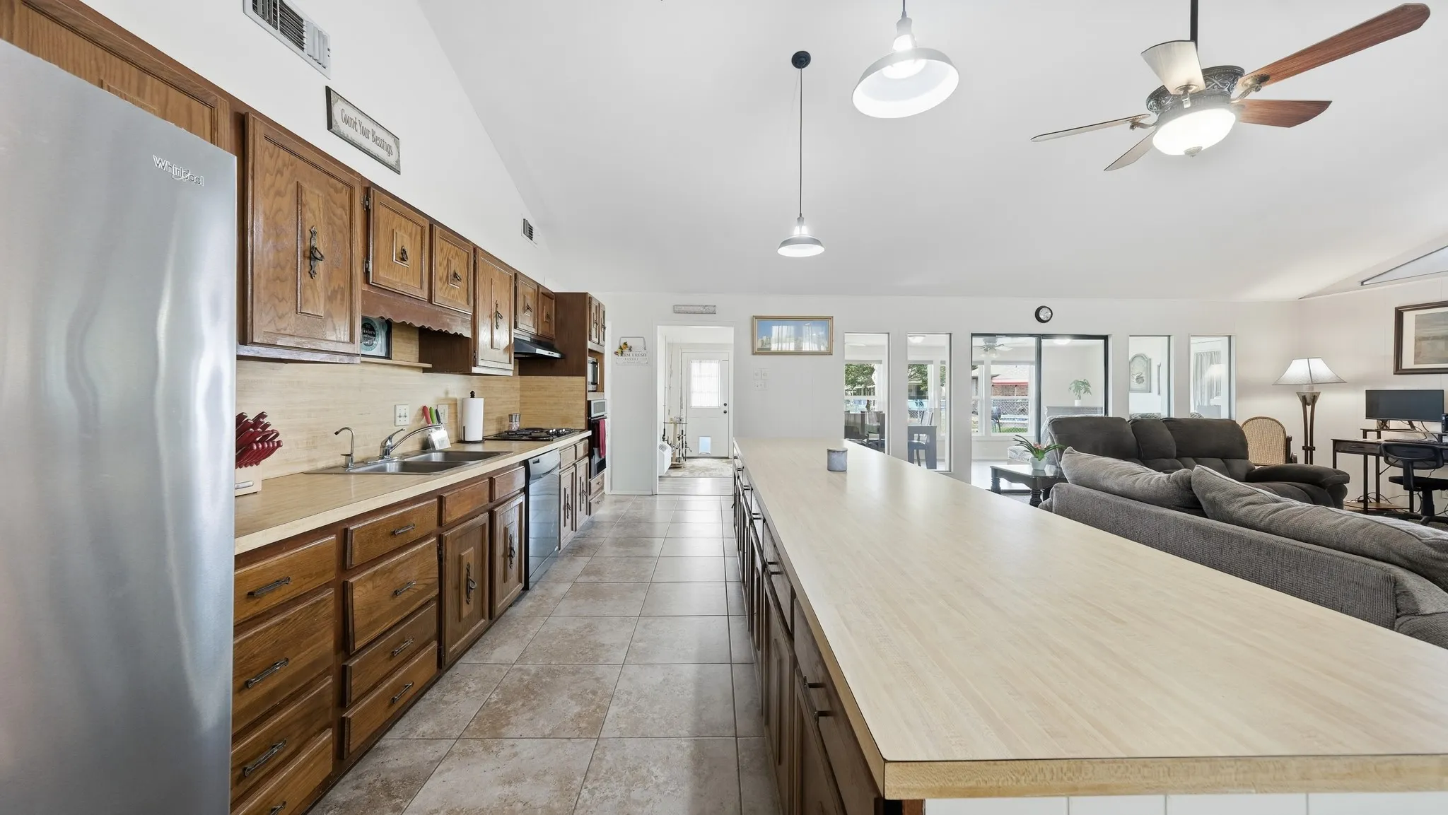 Single Family Residence For Sale in Hood County , 3904 Winding Way, Granbury, Texas 76049, 2 Bedroom, 2 Bathroom, 1 Garage spaces, 1,662 Sqft, built in 1978, mls#21351940, Real Estate Agent in Granbury, Homes For Sale in Hood county, Homes For Sale in Granbury, Realtor in Granbury Texas, Real Estate Brokerage Independent Realty Texas, Luminita Cordes Realtor