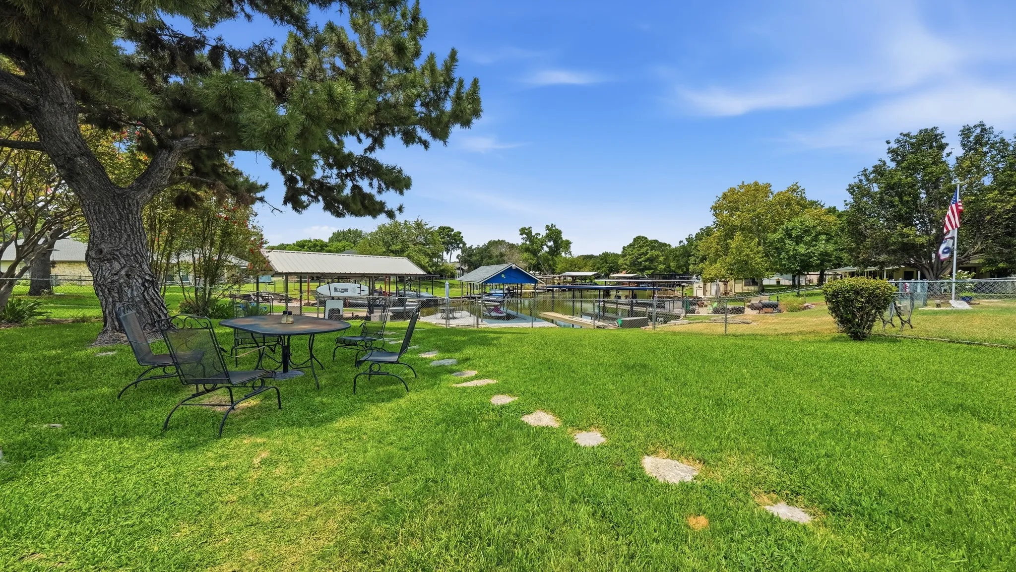Single Family Residence For Sale in Hood County , 3904 Winding Way, Granbury, Texas 76049, 2 Bedroom, 2 Bathroom, 1 Garage spaces, 1,662 Sqft, built in 1978, mls#21351940, Real Estate Agent in Granbury, Homes For Sale in Hood county, Homes For Sale in Granbury, Realtor in Granbury Texas, Real Estate Brokerage Independent Realty Texas, Luminita Cordes Realtor
