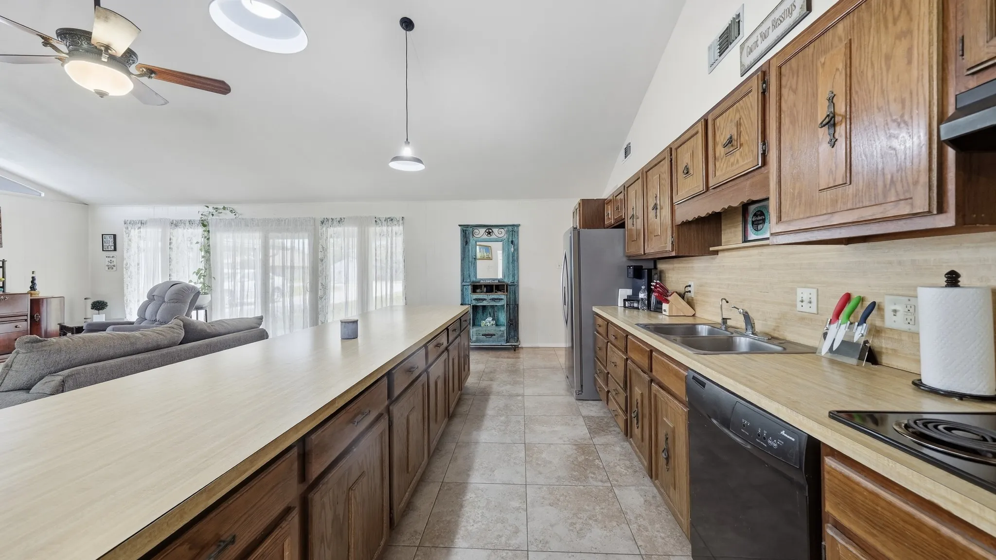 Single Family Residence For Sale in Hood County , 3904 Winding Way, Granbury, Texas 76049, 2 Bedroom, 2 Bathroom, 1 Garage spaces, 1,662 Sqft, built in 1978, mls#21351940, Real Estate Agent in Granbury, Homes For Sale in Hood county, Homes For Sale in Granbury, Realtor in Granbury Texas, Real Estate Brokerage Independent Realty Texas, Luminita Cordes Realtor