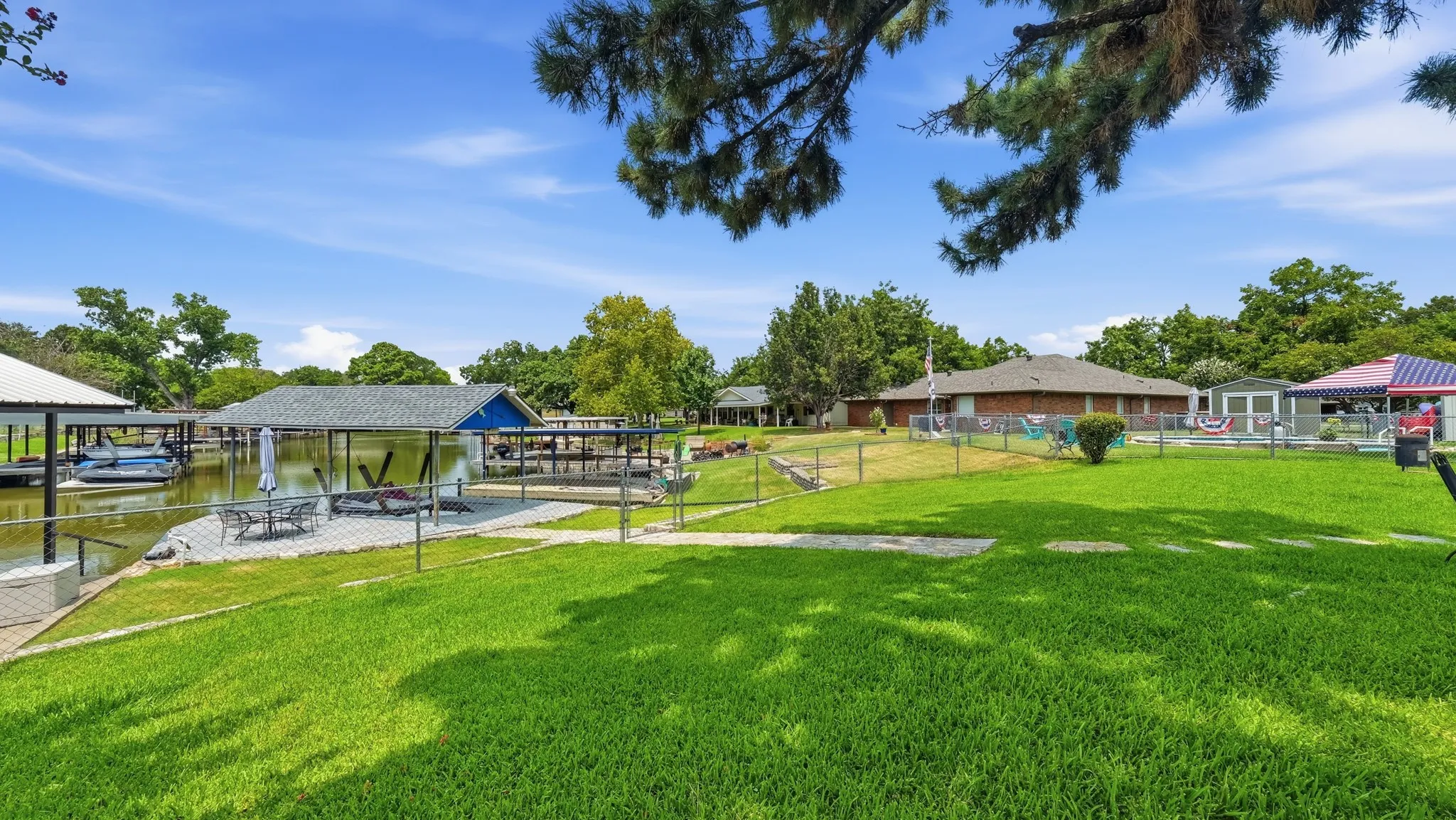 Single Family Residence For Sale in Hood County , 3904 Winding Way, Granbury, Texas 76049, 2 Bedroom, 2 Bathroom, 1 Garage spaces, 1,662 Sqft, built in 1978, mls#21351940, Real Estate Agent in Granbury, Homes For Sale in Hood county, Homes For Sale in Granbury, Realtor in Granbury Texas, Real Estate Brokerage Independent Realty Texas, Luminita Cordes Realtor