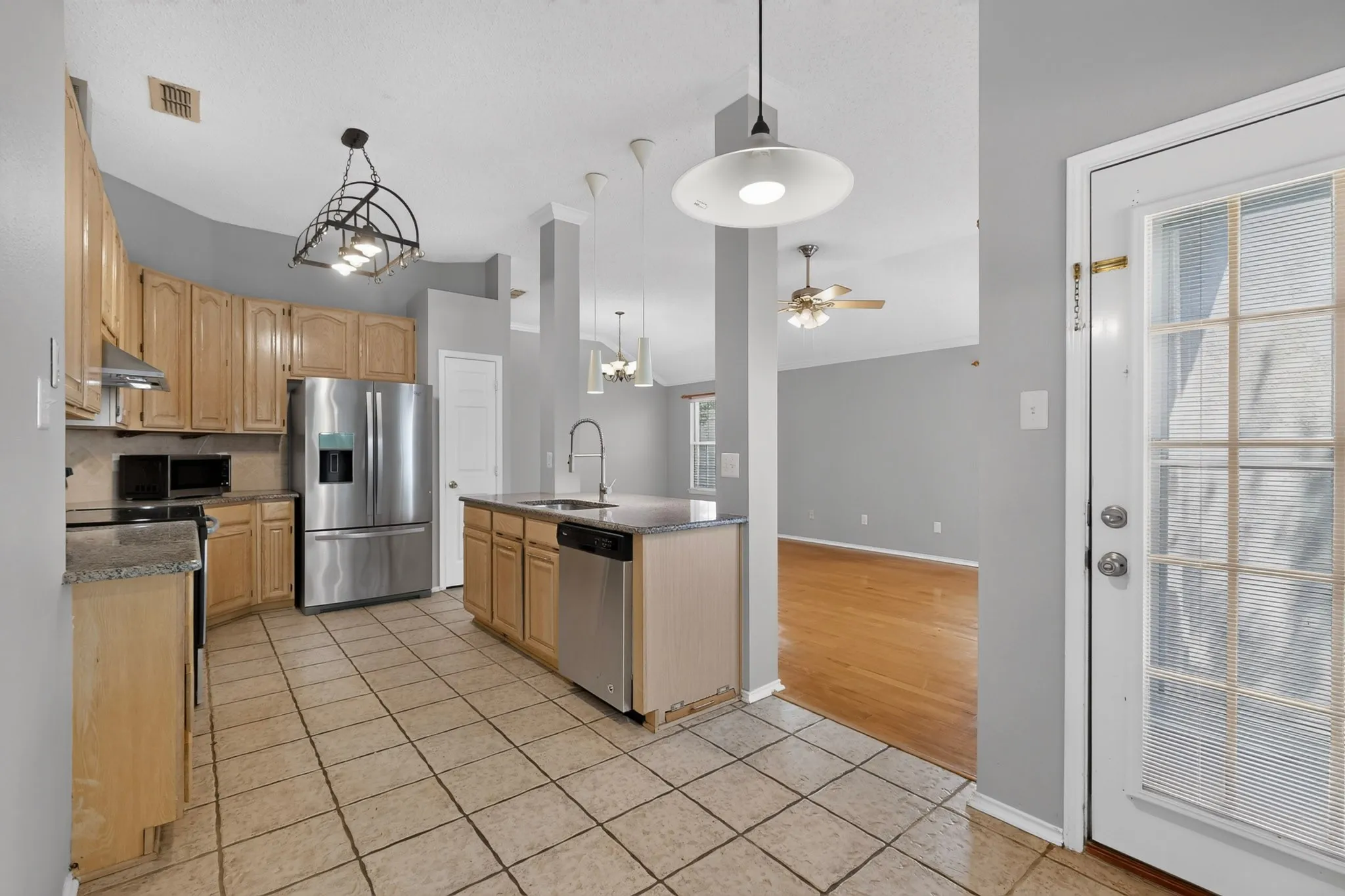 Single Family Residence For Rent in Collin County , 2312 London Drive, Plano, Texas 75025, 3 Bedroom, 2 Bathroom, 2 Garage spaces, 1,514 Sqft, built in 1994, mls#21352077, Real Estate Agent in Plano, Homes For Rent in Collin county, Homes For Rent in Plano, Realtor in Plano Texas, Real Estate Brokerage Independent Realty Texas, Luminita Cordes Realtor