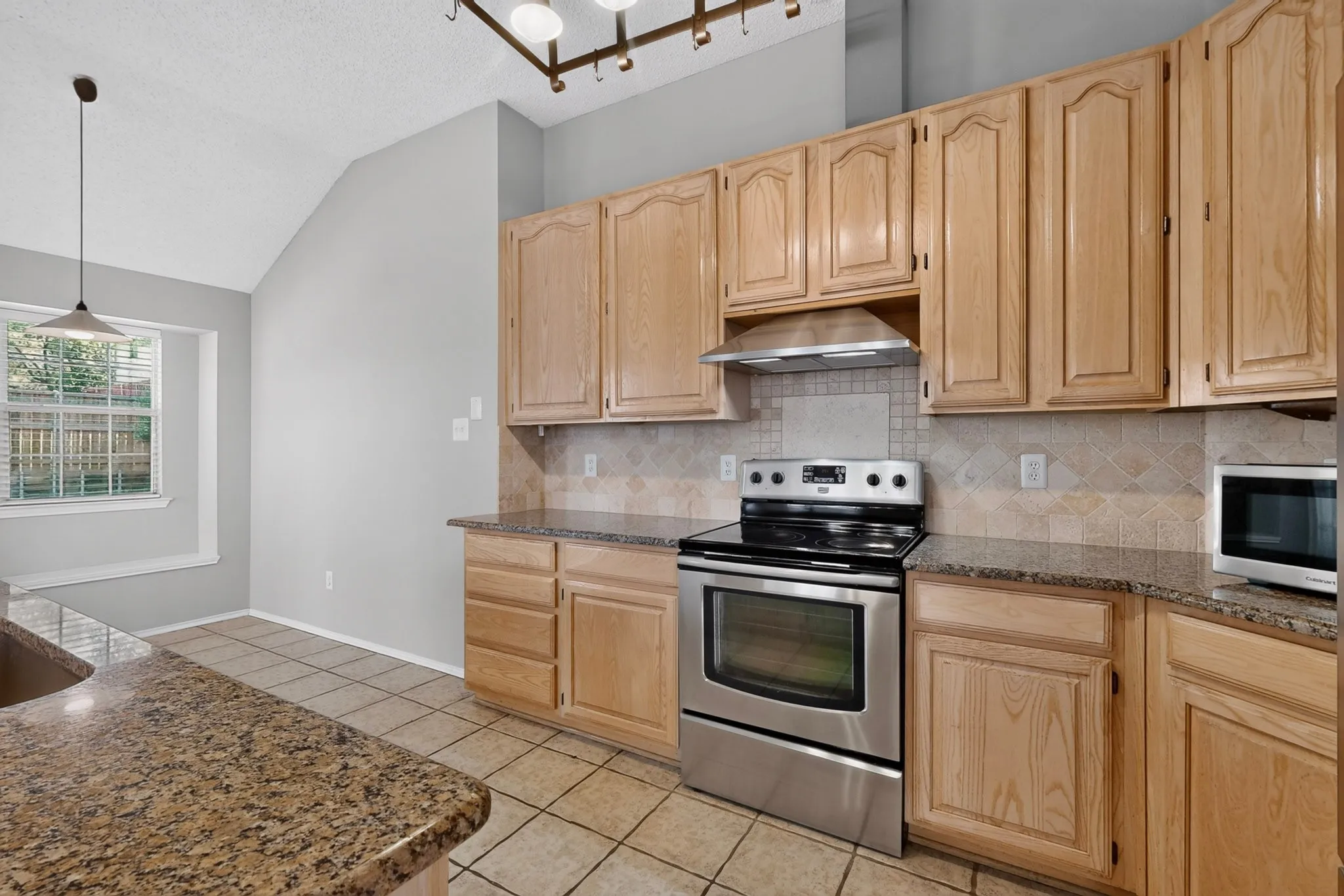 Single Family Residence For Rent in Collin County , 2312 London Drive, Plano, Texas 75025, 3 Bedroom, 2 Bathroom, 2 Garage spaces, 1,514 Sqft, built in 1994, mls#21352077, Real Estate Agent in Plano, Homes For Rent in Collin county, Homes For Rent in Plano, Realtor in Plano Texas, Real Estate Brokerage Independent Realty Texas, Luminita Cordes Realtor