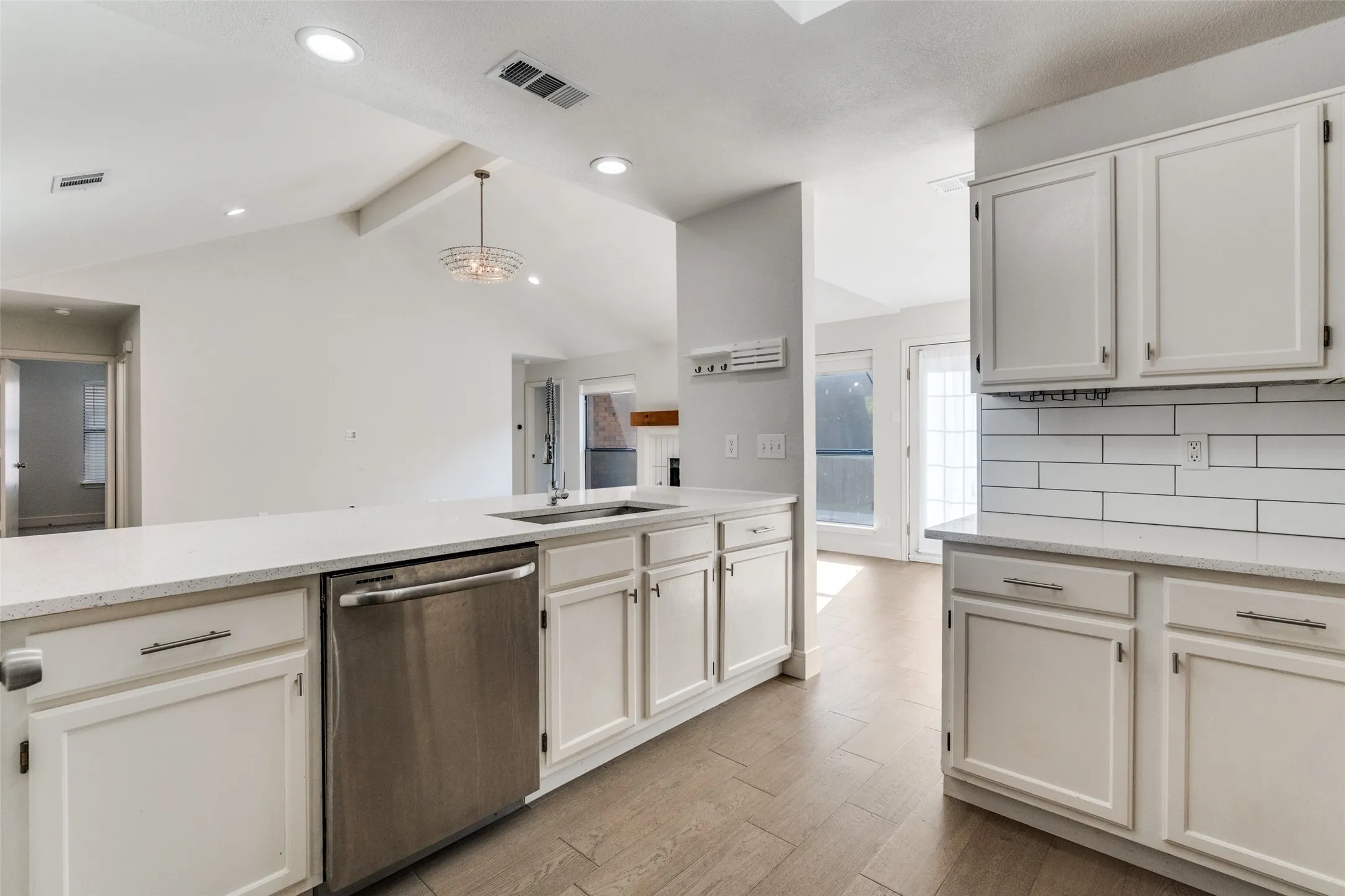 Single Family Residence For Sale in Dallas County , 2113 Mc Intosh Drive, Garland, Texas 75040, 3 Bedroom, 2 Bathroom, 2 Garage spaces, 1,477 Sqft, built in 1986, mls#21353263, Real Estate Agent in Garland, Homes For Sale in Dallas county, Homes For Sale in Garland, Realtor in Garland Texas, Real Estate Brokerage Independent Realty Texas, Luminita Cordes Realtor