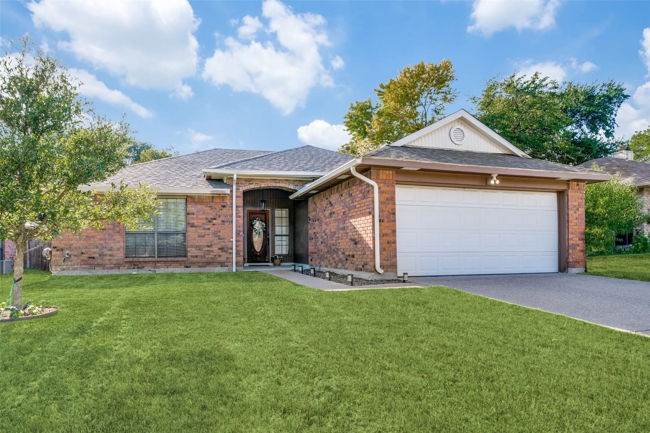 Single Family Residence For Sale in Dallas County , 2113 Mc Intosh Drive, Garland, Texas 75040, 3 Bedroom, 2 Bathroom, 2 Garage spaces, 1,477 Sqft, built in 1986, mls#21353263, Real Estate Agent in Garland, Homes For Sale in Dallas county, Homes For Sale in Garland, Realtor in Garland Texas, Real Estate Brokerage Independent Realty Texas, Luminita Cordes Realtor