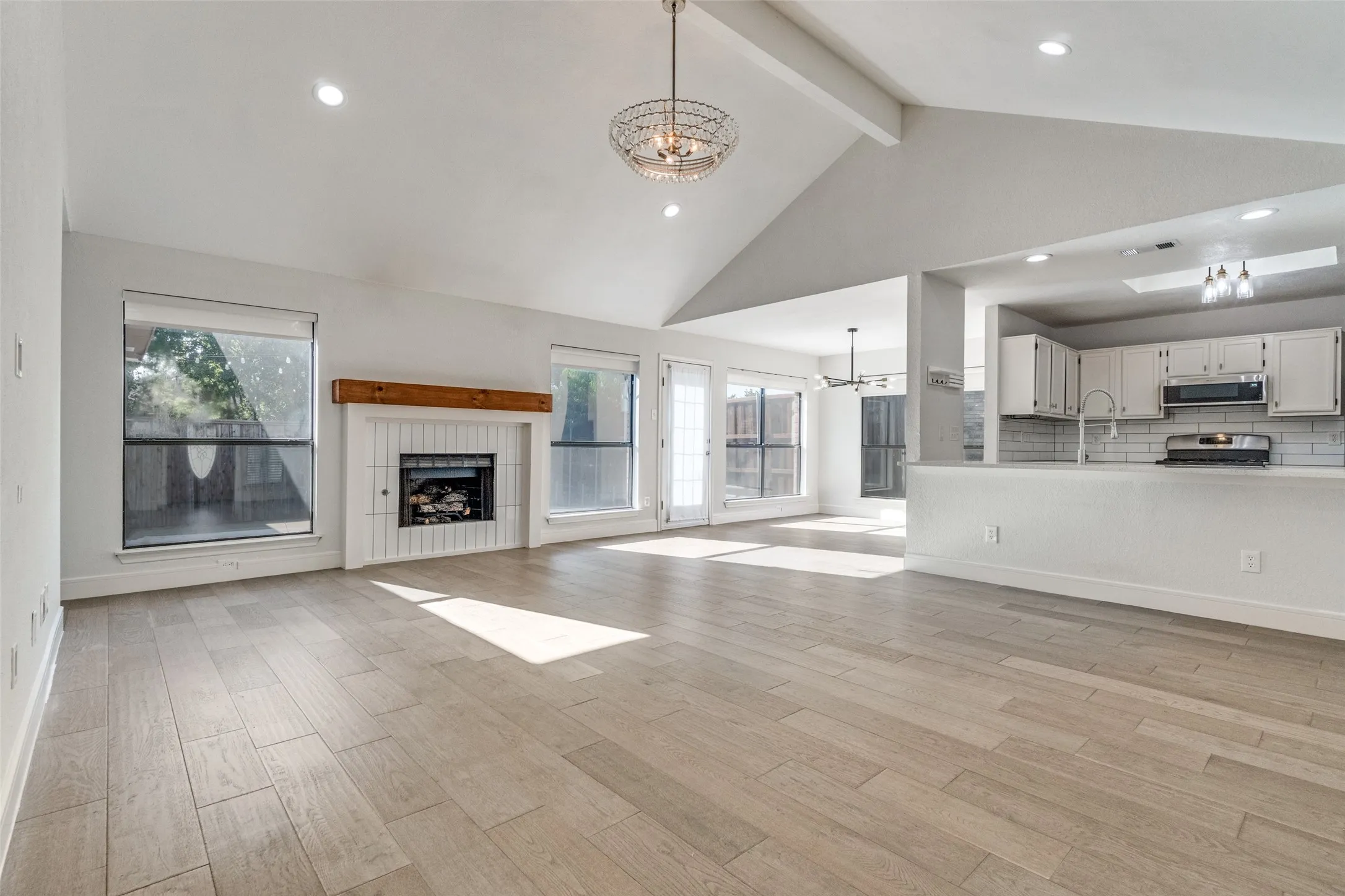 Single Family Residence For Sale in Dallas County , 2113 Mc Intosh Drive, Garland, Texas 75040, 3 Bedroom, 2 Bathroom, 2 Garage spaces, 1,477 Sqft, built in 1986, mls#21353263, Real Estate Agent in Garland, Homes For Sale in Dallas county, Homes For Sale in Garland, Realtor in Garland Texas, Real Estate Brokerage Independent Realty Texas, Luminita Cordes Realtor