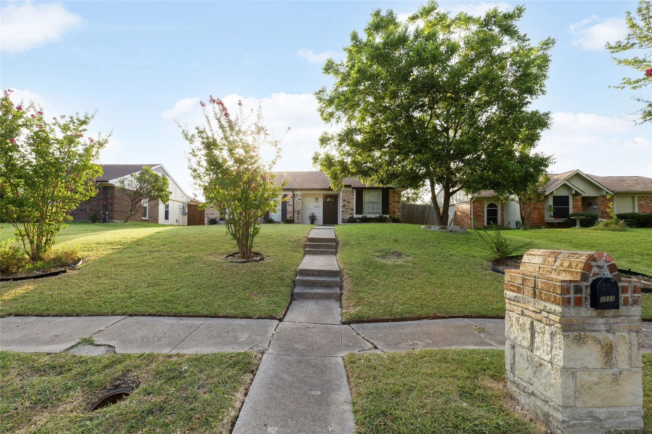 Single Family Residence For Sale in Dallas County , 2022 High Summit Drive, Garland, Texas 75041, 3 Bedroom, 2 Bathroom, 2 Garage spaces, 1,285 Sqft, built in 1984, mls#21344769, Real Estate Agent in Garland, Homes For Sale in Dallas county, Homes For Sale in Garland, Realtor in Garland Texas, Real Estate Brokerage Independent Realty Texas, Luminita Cordes Realtor