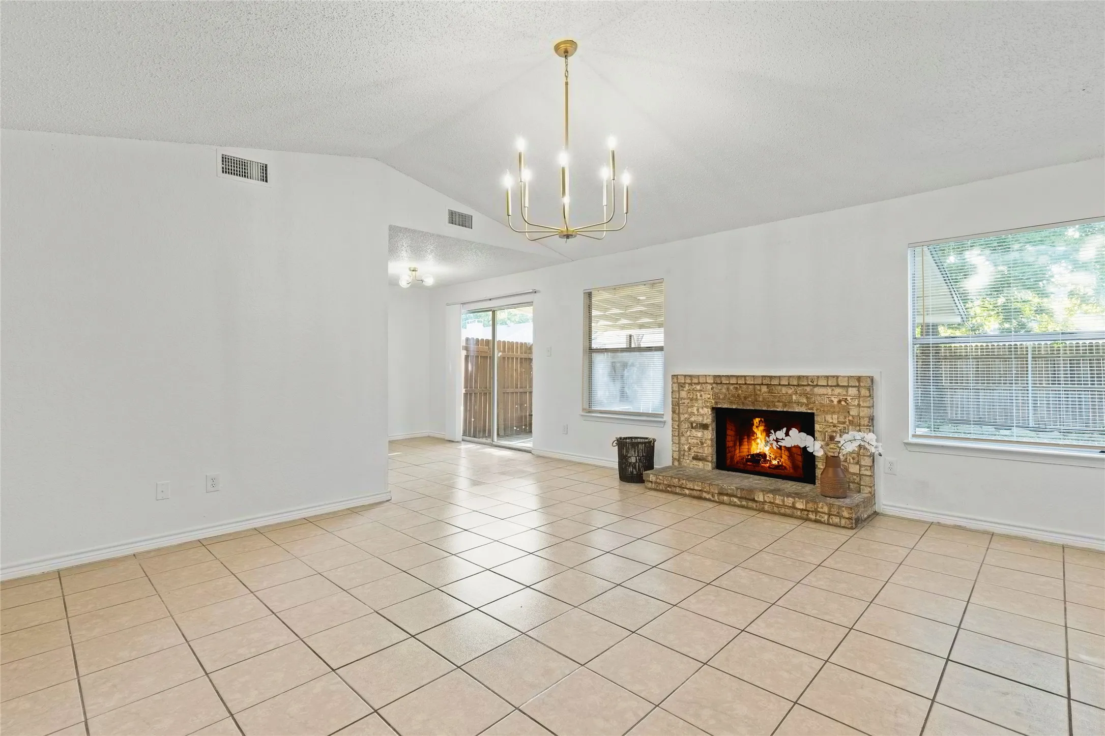 Single Family Residence For Sale in Dallas County , 2022 High Summit Drive, Garland, Texas 75041, 3 Bedroom, 2 Bathroom, 2 Garage spaces, 1,285 Sqft, built in 1984, mls#21344769, Real Estate Agent in Garland, Homes For Sale in Dallas county, Homes For Sale in Garland, Realtor in Garland Texas, Real Estate Brokerage Independent Realty Texas, Luminita Cordes Realtor