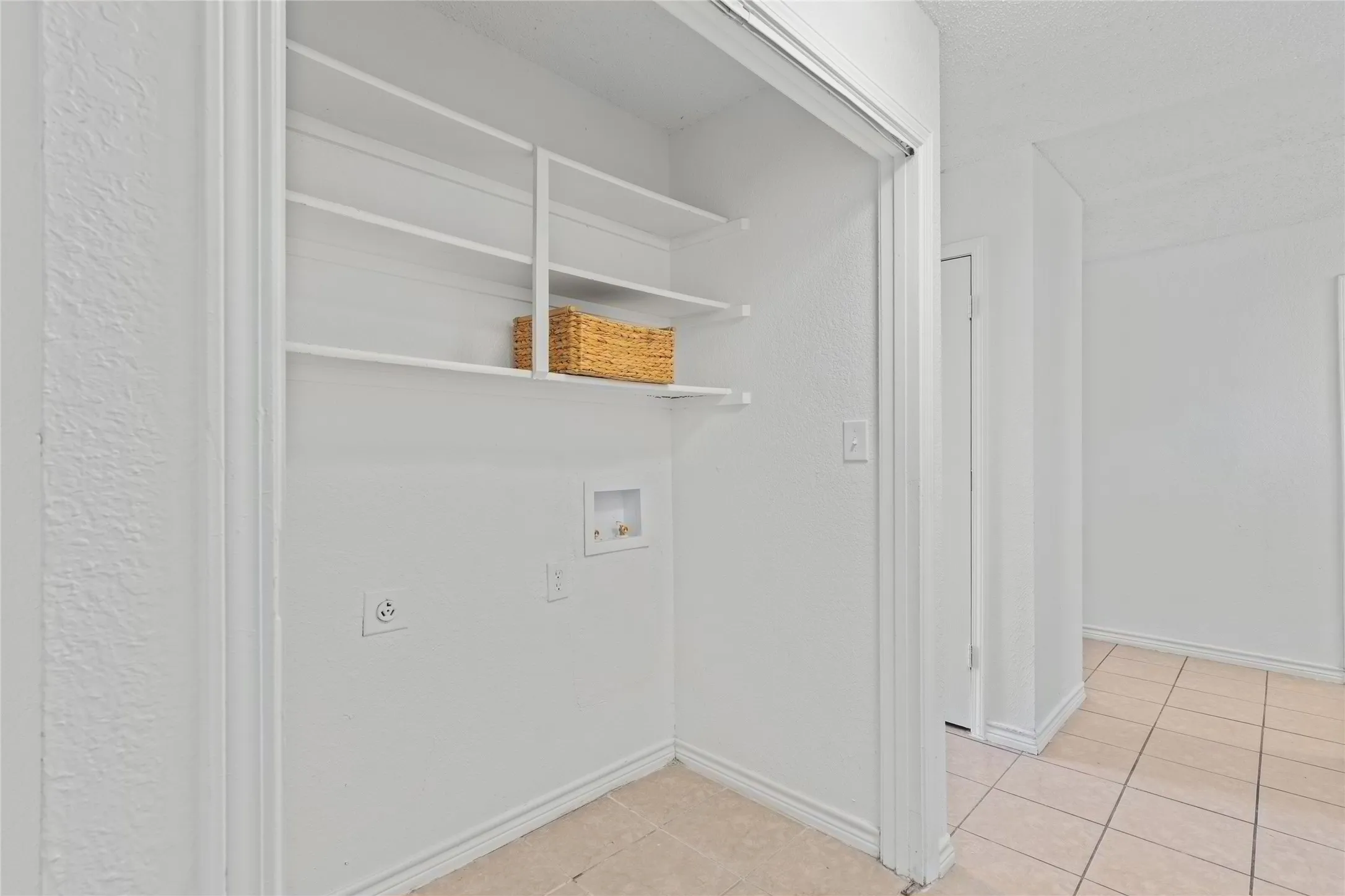 Single Family Residence For Sale in Dallas County , 2022 High Summit Drive, Garland, Texas 75041, 3 Bedroom, 2 Bathroom, 2 Garage spaces, 1,285 Sqft, built in 1984, mls#21344769, Real Estate Agent in Garland, Homes For Sale in Dallas county, Homes For Sale in Garland, Realtor in Garland Texas, Real Estate Brokerage Independent Realty Texas, Luminita Cordes Realtor