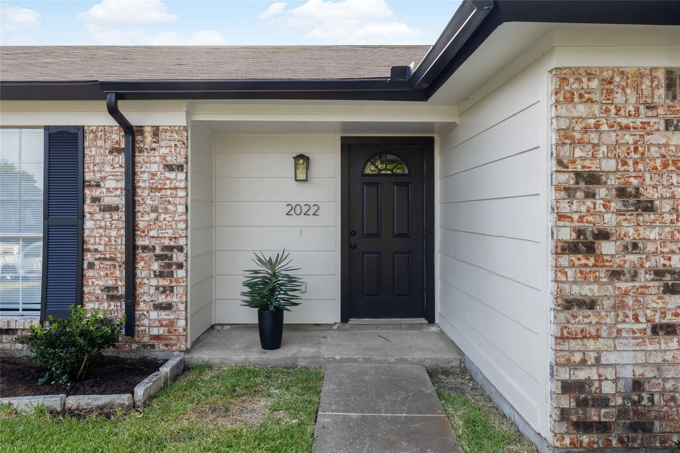 Single Family Residence For Sale in Dallas County , 2022 High Summit Drive, Garland, Texas 75041, 3 Bedroom, 2 Bathroom, 2 Garage spaces, 1,285 Sqft, built in 1984, mls#21344769, Real Estate Agent in Garland, Homes For Sale in Dallas county, Homes For Sale in Garland, Realtor in Garland Texas, Real Estate Brokerage Independent Realty Texas, Luminita Cordes Realtor
