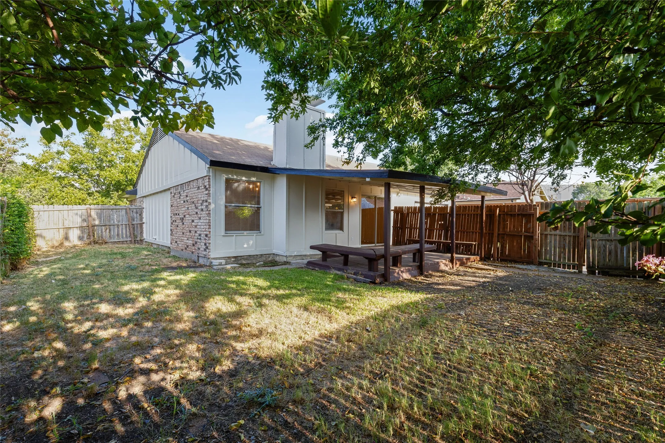 Single Family Residence For Sale in Dallas County , 2022 High Summit Drive, Garland, Texas 75041, 3 Bedroom, 2 Bathroom, 2 Garage spaces, 1,285 Sqft, built in 1984, mls#21344769, Real Estate Agent in Garland, Homes For Sale in Dallas county, Homes For Sale in Garland, Realtor in Garland Texas, Real Estate Brokerage Independent Realty Texas, Luminita Cordes Realtor