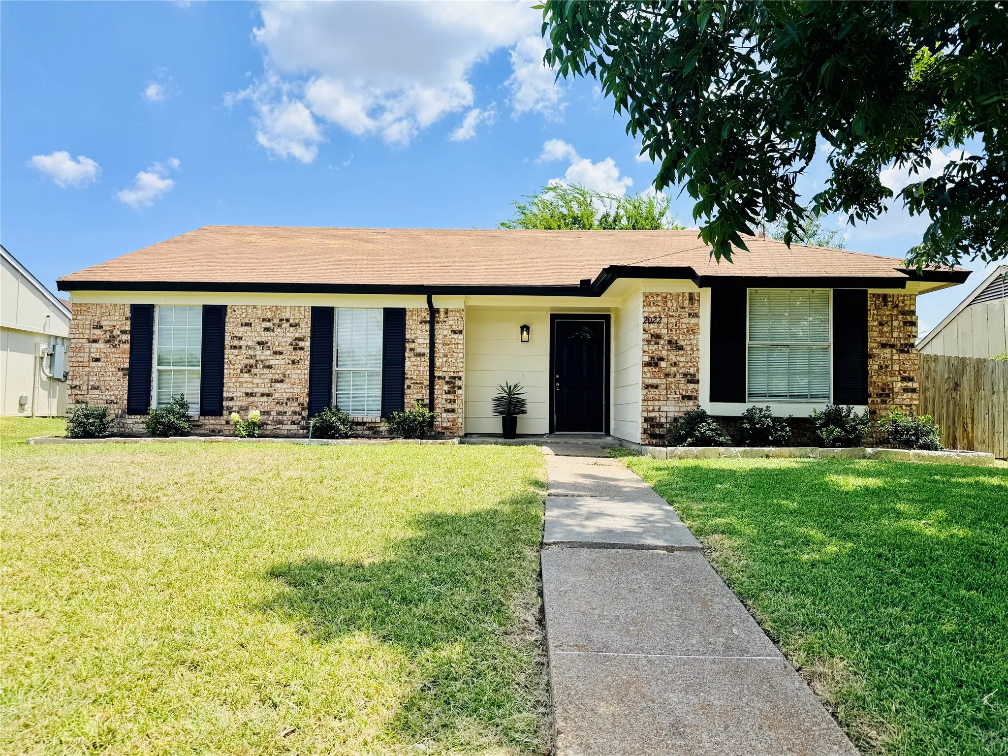 Single Family Residence For Sale in Dallas County , 2022 High Summit Drive, Garland, Texas 75041, 3 Bedroom, 2 Bathroom, 2 Garage spaces, 1,285 Sqft, built in 1984, mls#21344769, Real Estate Agent in Garland, Homes For Sale in Dallas county, Homes For Sale in Garland, Realtor in Garland Texas, Real Estate Brokerage Independent Realty Texas, Luminita Cordes Realtor