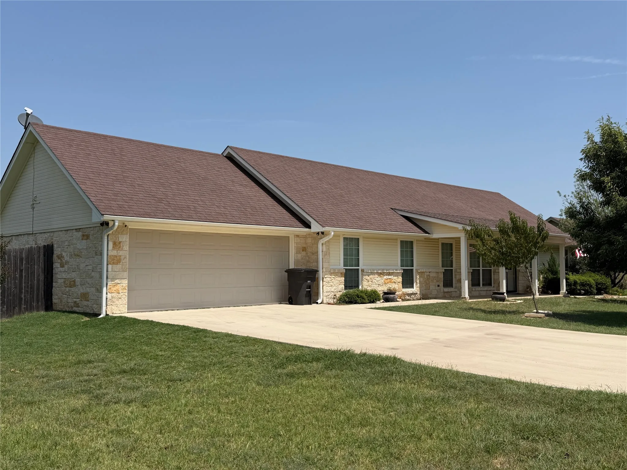 Single Family Residence For Sale in Brown County , 313 E River Oaks Road, Early, Texas 76802, 3 Bedroom, 2 Bathroom, 2 Garage spaces, 1,680 Sqft, built in 2011, mls#21353310, Real Estate Agent in Early, Homes For Sale in Brown county, Homes For Sale in Early, Realtor in Early Texas, Real Estate Brokerage Independent Realty Texas, Luminita Cordes Realtor