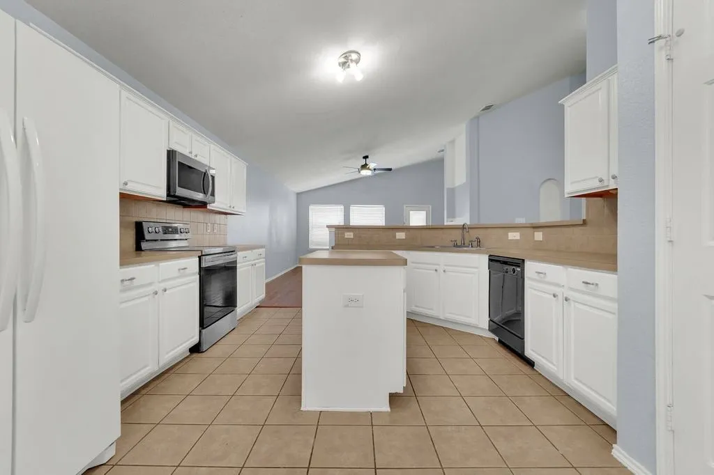 Single Family Residence For Sale in Denton County , 1913 Grand Fir Drive, Little Elm, Texas 75068, 4 Bedroom, 2 Bathroom, 2 Garage spaces, 2,048 Sqft, built in 2004, mls#21353315, Real Estate Agent in Little Elm, Homes For Sale in Denton county, Homes For Sale in Little Elm, Realtor in Little Elm Texas, Real Estate Brokerage Independent Realty Texas, Luminita Cordes Realtor