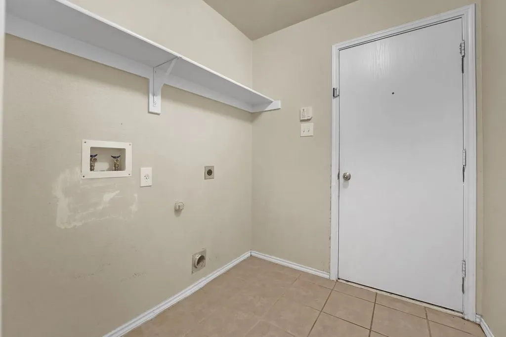 Single Family Residence For Sale in Denton County , 1913 Grand Fir Drive, Little Elm, Texas 75068, 4 Bedroom, 2 Bathroom, 2 Garage spaces, 2,048 Sqft, built in 2004, mls#21353315, Real Estate Agent in Little Elm, Homes For Sale in Denton county, Homes For Sale in Little Elm, Realtor in Little Elm Texas, Real Estate Brokerage Independent Realty Texas, Luminita Cordes Realtor