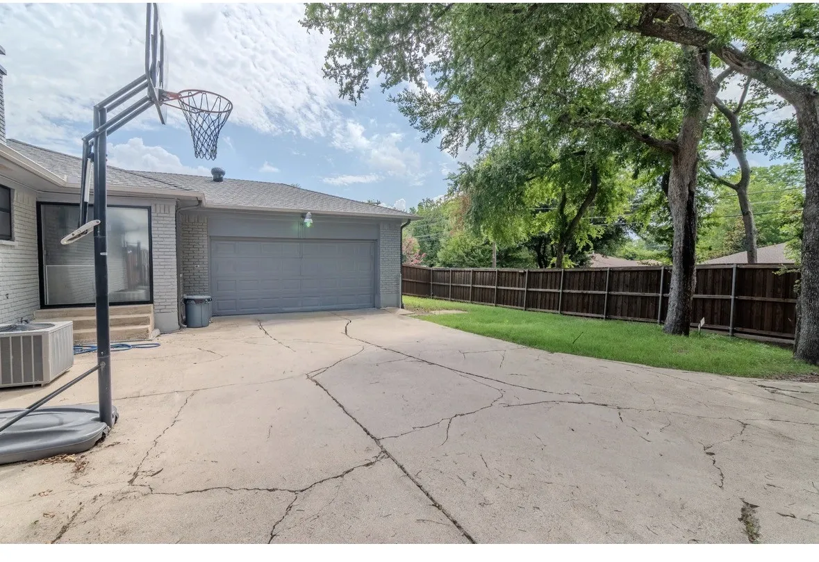 Single Family Residence For Sale in Dallas County , 8017 Woodhue Road, Dallas, Texas 75228, 3 Bedroom, 2 Bathroom, 2 Garage spaces, 1,805 Sqft, built in 1963, mls#21348441, Real Estate Agent in Dallas, Homes For Sale in Dallas county, Homes For Sale in Dallas, Realtor in Dallas Texas, Real Estate Brokerage Independent Realty Texas, Luminita Cordes Realtor