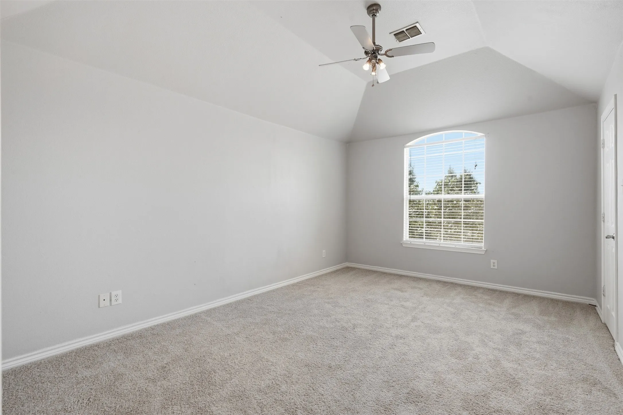 Single Family Residence For Sale in Tarrant County , 424 High Desert Drive, Fort Worth, Texas 76131, 5 Bedroom, 4 Bathroom, 3 Garage spaces, 3,542 Sqft, built in 2007, mls#21353324, Real Estate Agent in Fort Worth, Homes For Sale in Tarrant county, Homes For Sale in Fort Worth, Realtor in Fort Worth Texas, Real Estate Brokerage Independent Realty Texas, Luminita Cordes Realtor