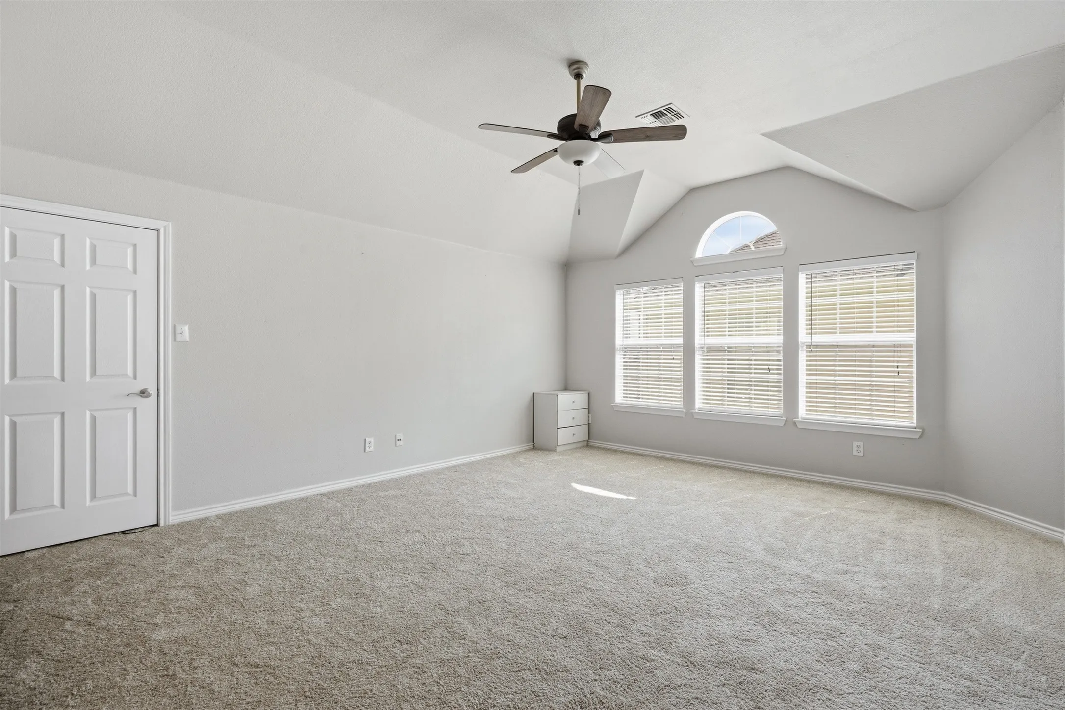 Single Family Residence For Sale in Tarrant County , 424 High Desert Drive, Fort Worth, Texas 76131, 5 Bedroom, 4 Bathroom, 3 Garage spaces, 3,542 Sqft, built in 2007, mls#21353324, Real Estate Agent in Fort Worth, Homes For Sale in Tarrant county, Homes For Sale in Fort Worth, Realtor in Fort Worth Texas, Real Estate Brokerage Independent Realty Texas, Luminita Cordes Realtor
