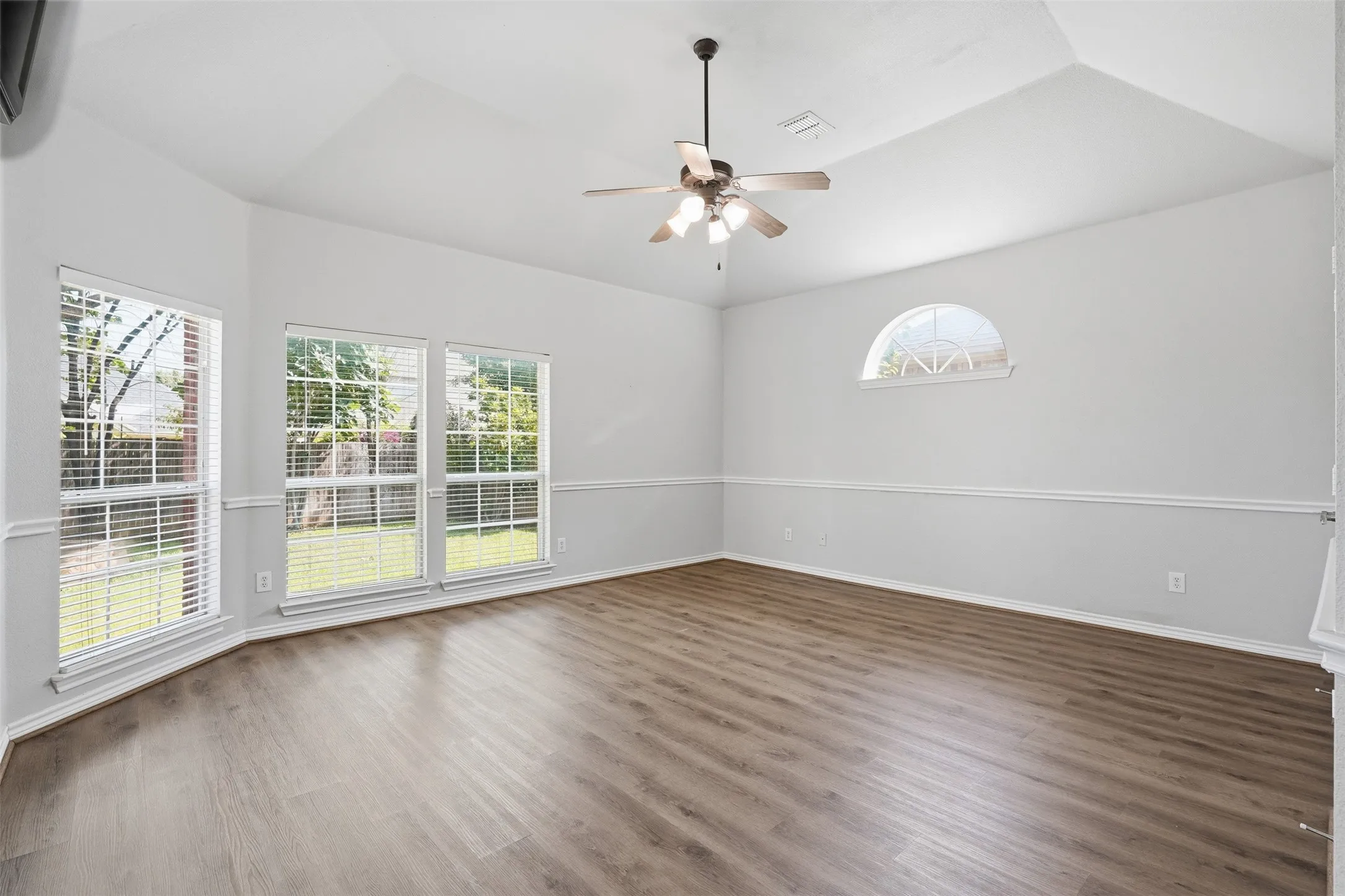 Single Family Residence For Sale in Tarrant County , 424 High Desert Drive, Fort Worth, Texas 76131, 5 Bedroom, 4 Bathroom, 3 Garage spaces, 3,542 Sqft, built in 2007, mls#21353324, Real Estate Agent in Fort Worth, Homes For Sale in Tarrant county, Homes For Sale in Fort Worth, Realtor in Fort Worth Texas, Real Estate Brokerage Independent Realty Texas, Luminita Cordes Realtor