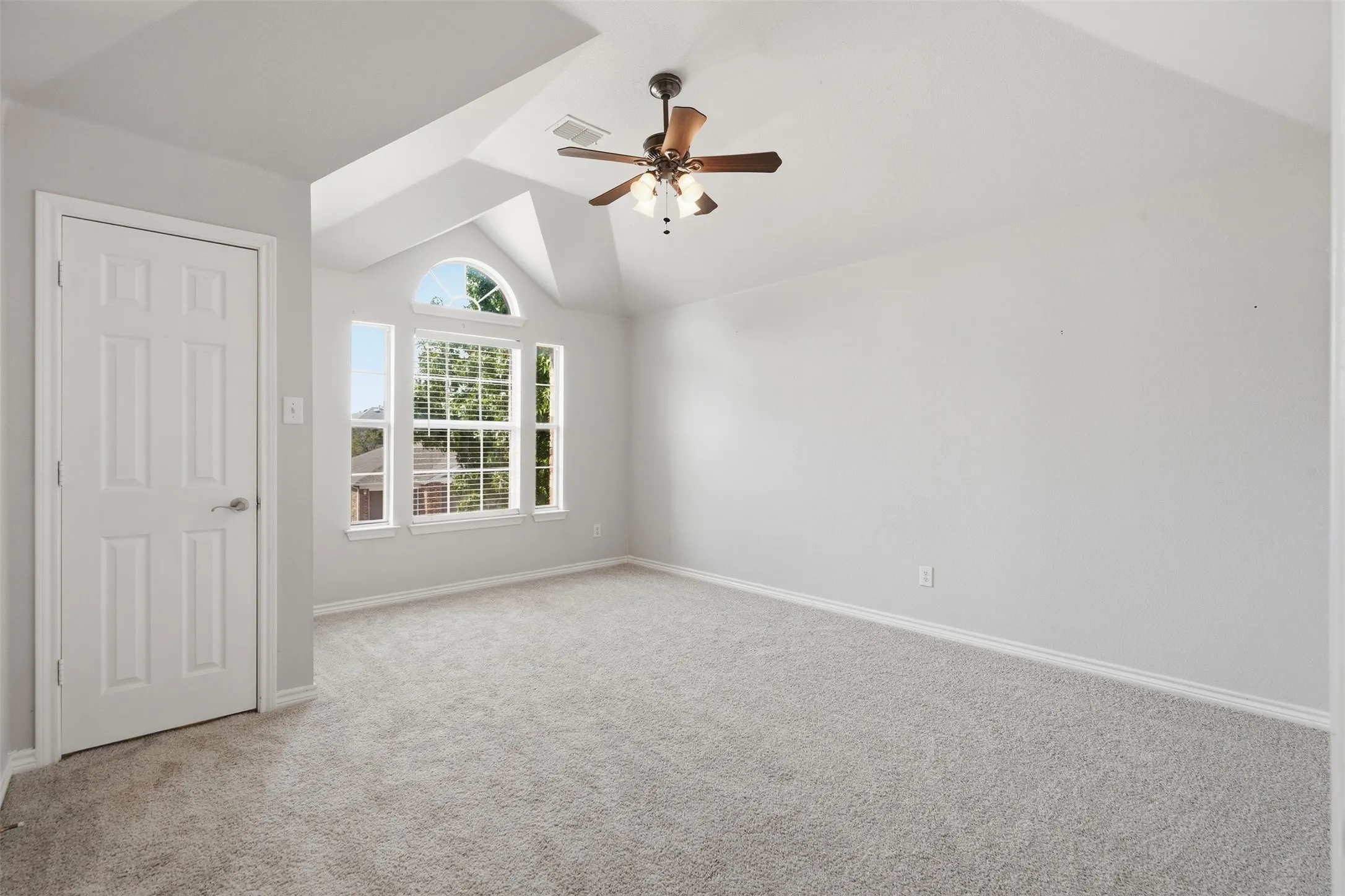 Single Family Residence For Sale in Tarrant County , 424 High Desert Drive, Fort Worth, Texas 76131, 5 Bedroom, 4 Bathroom, 3 Garage spaces, 3,542 Sqft, built in 2007, mls#21353324, Real Estate Agent in Fort Worth, Homes For Sale in Tarrant county, Homes For Sale in Fort Worth, Realtor in Fort Worth Texas, Real Estate Brokerage Independent Realty Texas, Luminita Cordes Realtor