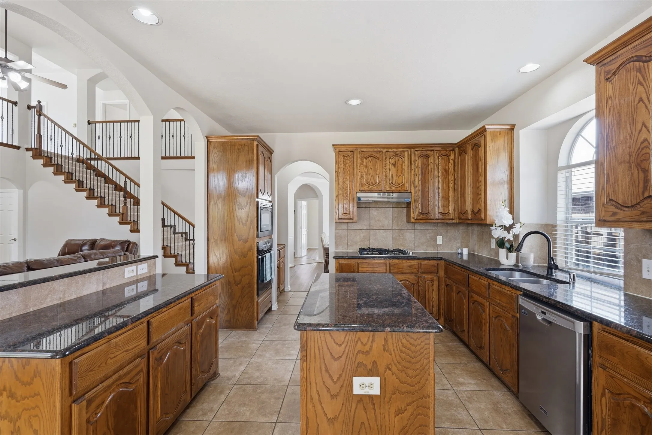 Single Family Residence For Sale in Tarrant County , 424 High Desert Drive, Fort Worth, Texas 76131, 5 Bedroom, 4 Bathroom, 3 Garage spaces, 3,542 Sqft, built in 2007, mls#21353324, Real Estate Agent in Fort Worth, Homes For Sale in Tarrant county, Homes For Sale in Fort Worth, Realtor in Fort Worth Texas, Real Estate Brokerage Independent Realty Texas, Luminita Cordes Realtor