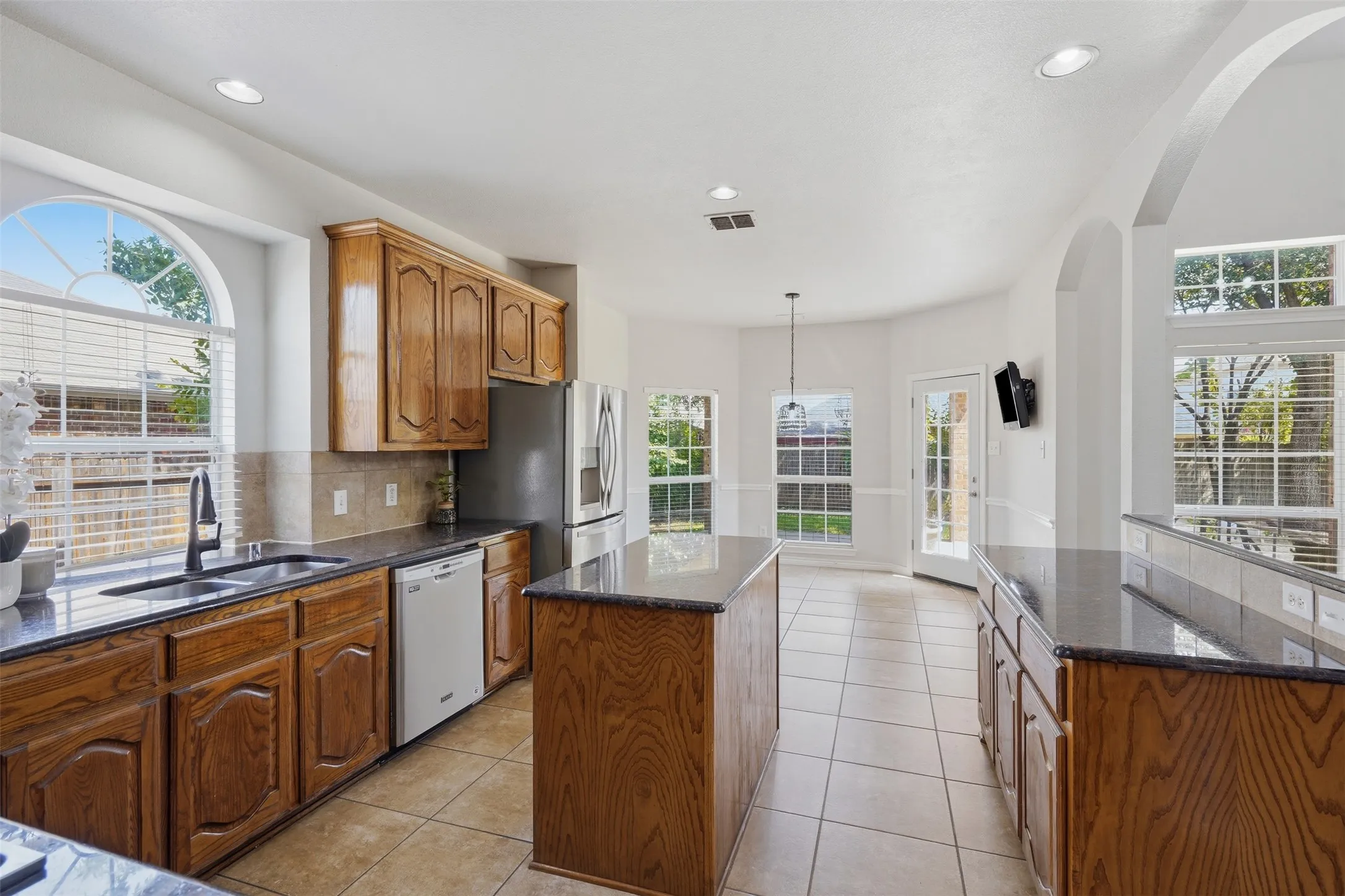 Single Family Residence For Sale in Tarrant County , 424 High Desert Drive, Fort Worth, Texas 76131, 5 Bedroom, 4 Bathroom, 3 Garage spaces, 3,542 Sqft, built in 2007, mls#21353324, Real Estate Agent in Fort Worth, Homes For Sale in Tarrant county, Homes For Sale in Fort Worth, Realtor in Fort Worth Texas, Real Estate Brokerage Independent Realty Texas, Luminita Cordes Realtor
