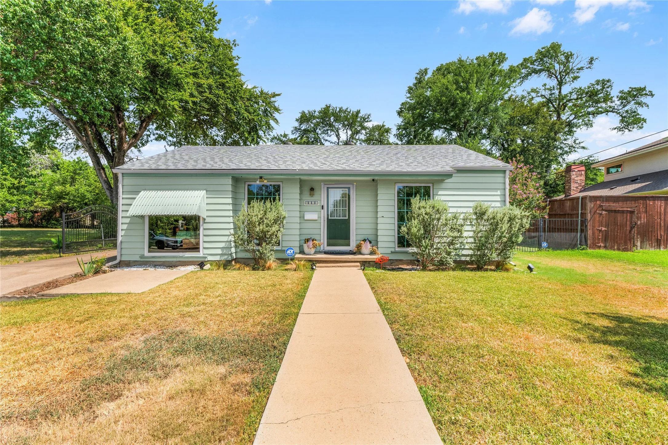 Single Family Residence For Rent in Tarrant County , 3720 Oaklawn Drive, Fort Worth, Texas 76107, 2 Bedroom, 1 Bathroom, 3 Garage spaces, 1,004 Sqft, built in 1942, mls#21353169, Real Estate Agent in Fort Worth, Homes For Rent in Tarrant county, Homes For Rent in Fort Worth, Realtor in Fort Worth Texas, Real Estate Brokerage Independent Realty Texas, Luminita Cordes Realtor