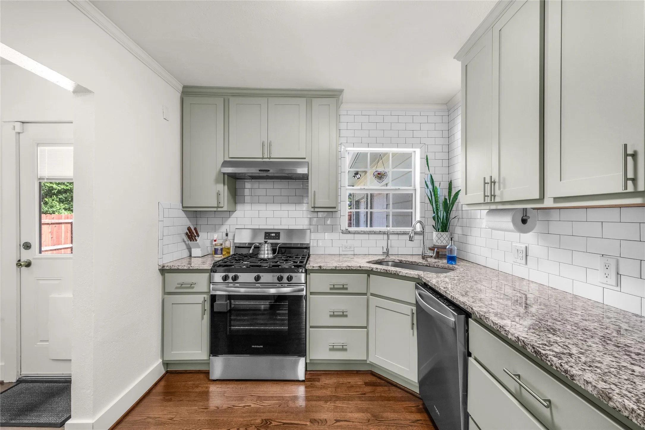 Single Family Residence For Rent in Tarrant County , 3720 Oaklawn Drive, Fort Worth, Texas 76107, 2 Bedroom, 1 Bathroom, 3 Garage spaces, 1,004 Sqft, built in 1942, mls#21353169, Real Estate Agent in Fort Worth, Homes For Rent in Tarrant county, Homes For Rent in Fort Worth, Realtor in Fort Worth Texas, Real Estate Brokerage Independent Realty Texas, Luminita Cordes Realtor