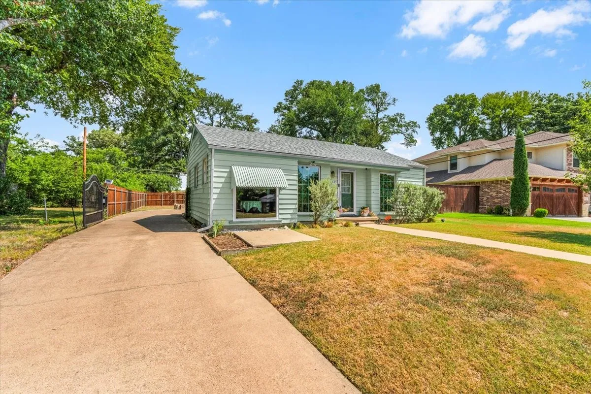 Single Family Residence For Rent in Tarrant County , 3720 Oaklawn Drive, Fort Worth, Texas 76107, 2 Bedroom, 1 Bathroom, 3 Garage spaces, 1,004 Sqft, built in 1942, mls#21353169, Real Estate Agent in Fort Worth, Homes For Rent in Tarrant county, Homes For Rent in Fort Worth, Realtor in Fort Worth Texas, Real Estate Brokerage Independent Realty Texas, Luminita Cordes Realtor