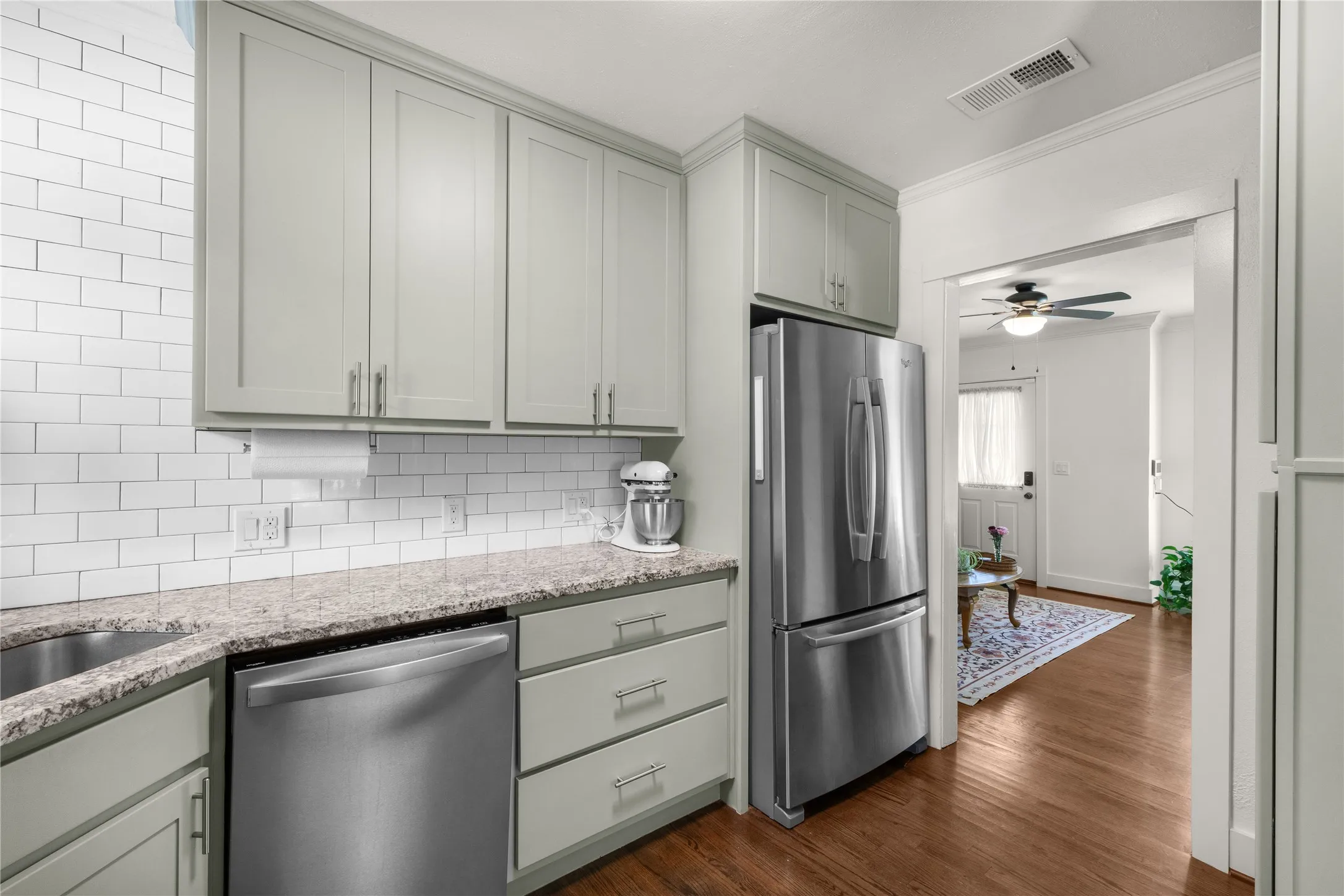 Single Family Residence For Rent in Tarrant County , 3720 Oaklawn Drive, Fort Worth, Texas 76107, 2 Bedroom, 1 Bathroom, 3 Garage spaces, 1,004 Sqft, built in 1942, mls#21353169, Real Estate Agent in Fort Worth, Homes For Rent in Tarrant county, Homes For Rent in Fort Worth, Realtor in Fort Worth Texas, Real Estate Brokerage Independent Realty Texas, Luminita Cordes Realtor