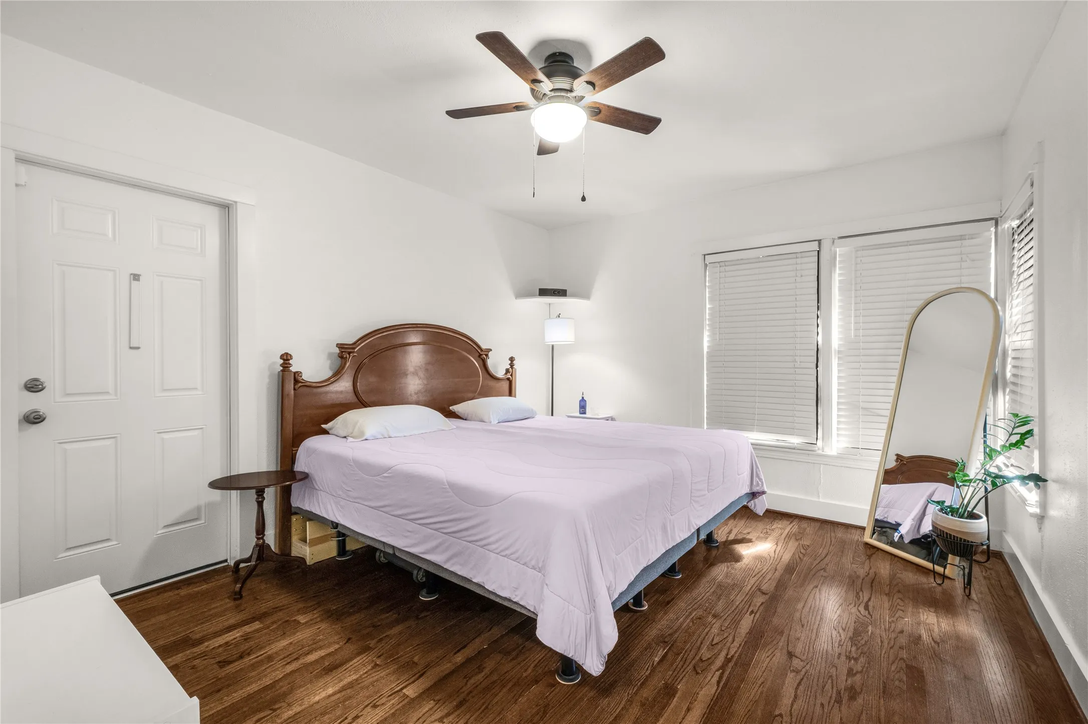 Single Family Residence For Rent in Tarrant County , 3720 Oaklawn Drive, Fort Worth, Texas 76107, 2 Bedroom, 1 Bathroom, 3 Garage spaces, 1,004 Sqft, built in 1942, mls#21353169, Real Estate Agent in Fort Worth, Homes For Rent in Tarrant county, Homes For Rent in Fort Worth, Realtor in Fort Worth Texas, Real Estate Brokerage Independent Realty Texas, Luminita Cordes Realtor