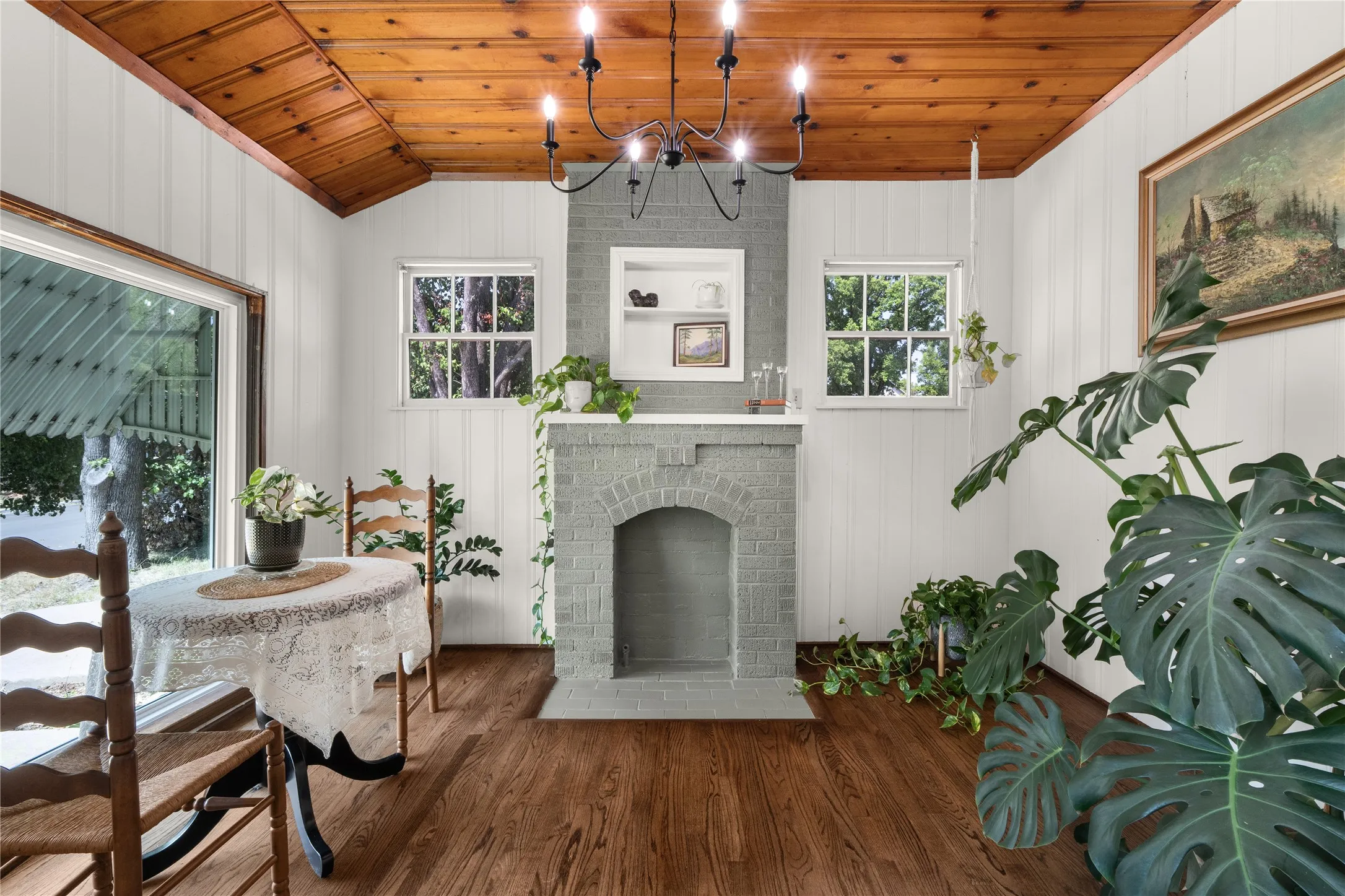 Single Family Residence For Rent in Tarrant County , 3720 Oaklawn Drive, Fort Worth, Texas 76107, 2 Bedroom, 1 Bathroom, 3 Garage spaces, 1,004 Sqft, built in 1942, mls#21353169, Real Estate Agent in Fort Worth, Homes For Rent in Tarrant county, Homes For Rent in Fort Worth, Realtor in Fort Worth Texas, Real Estate Brokerage Independent Realty Texas, Luminita Cordes Realtor
