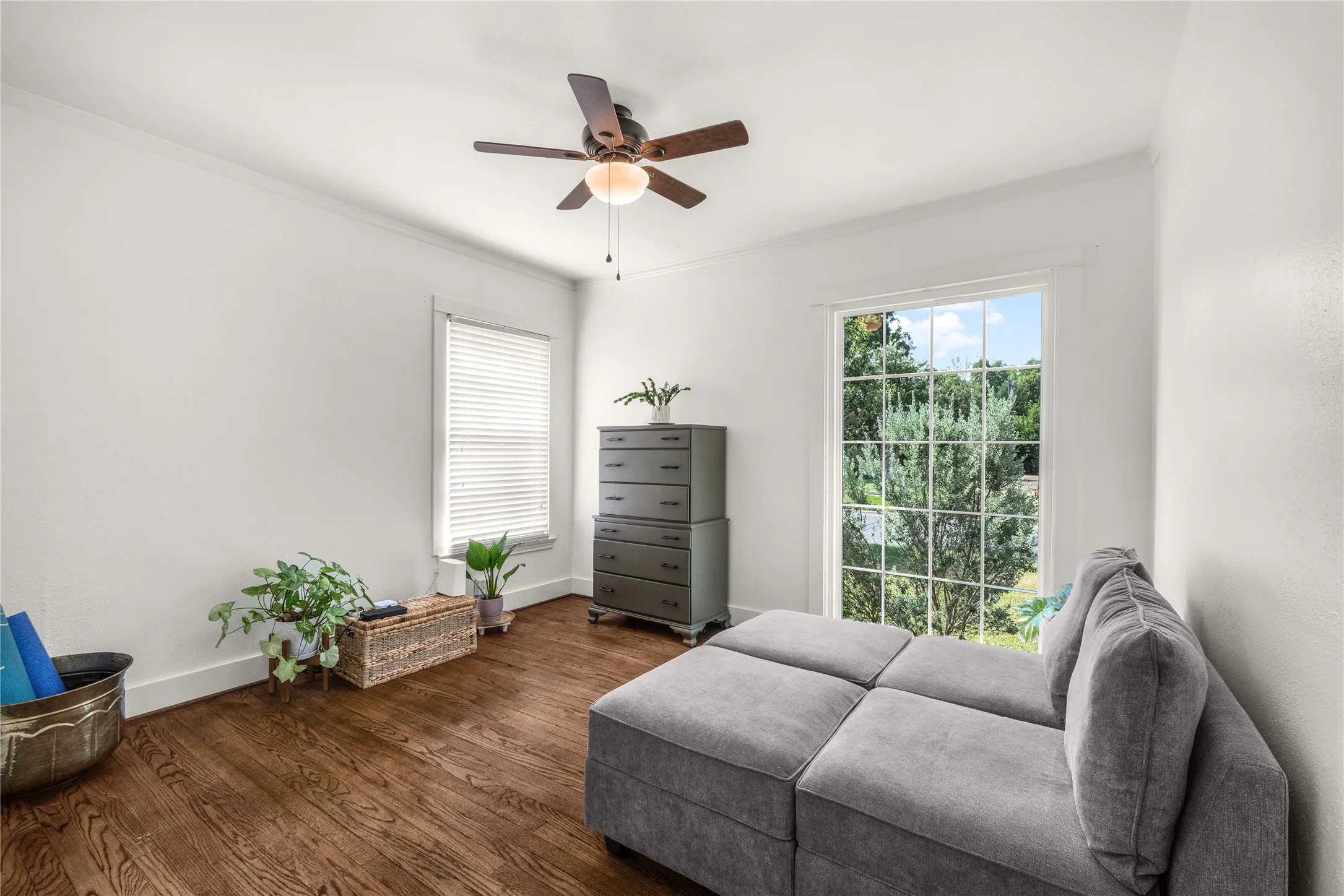 Single Family Residence For Rent in Tarrant County , 3720 Oaklawn Drive, Fort Worth, Texas 76107, 2 Bedroom, 1 Bathroom, 3 Garage spaces, 1,004 Sqft, built in 1942, mls#21353169, Real Estate Agent in Fort Worth, Homes For Rent in Tarrant county, Homes For Rent in Fort Worth, Realtor in Fort Worth Texas, Real Estate Brokerage Independent Realty Texas, Luminita Cordes Realtor