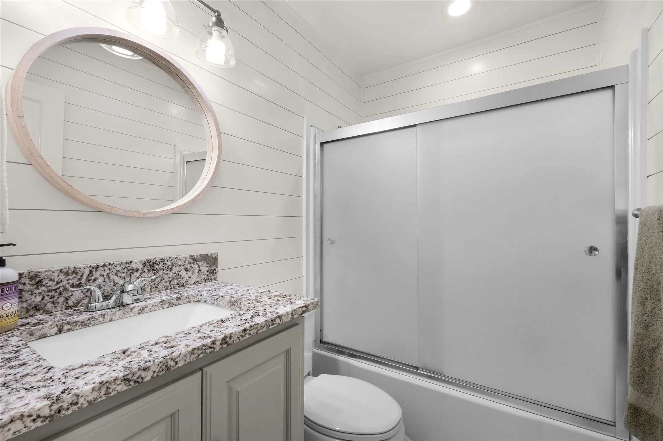 Single Family Residence For Rent in Tarrant County , 3720 Oaklawn Drive, Fort Worth, Texas 76107, 2 Bedroom, 1 Bathroom, 3 Garage spaces, 1,004 Sqft, built in 1942, mls#21353169, Real Estate Agent in Fort Worth, Homes For Rent in Tarrant county, Homes For Rent in Fort Worth, Realtor in Fort Worth Texas, Real Estate Brokerage Independent Realty Texas, Luminita Cordes Realtor