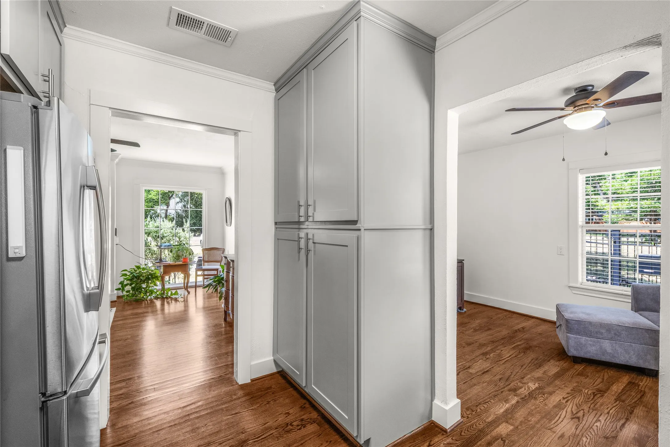 Single Family Residence For Rent in Tarrant County , 3720 Oaklawn Drive, Fort Worth, Texas 76107, 2 Bedroom, 1 Bathroom, 3 Garage spaces, 1,004 Sqft, built in 1942, mls#21353169, Real Estate Agent in Fort Worth, Homes For Rent in Tarrant county, Homes For Rent in Fort Worth, Realtor in Fort Worth Texas, Real Estate Brokerage Independent Realty Texas, Luminita Cordes Realtor