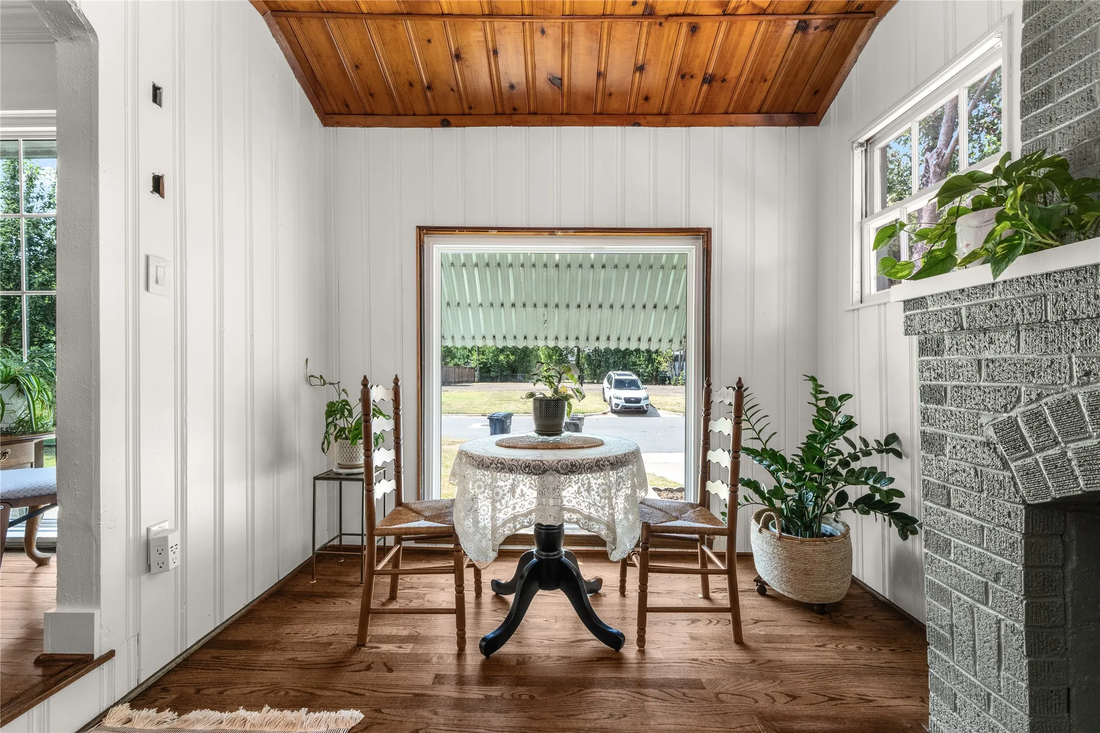 Single Family Residence For Rent in Tarrant County , 3720 Oaklawn Drive, Fort Worth, Texas 76107, 2 Bedroom, 1 Bathroom, 3 Garage spaces, 1,004 Sqft, built in 1942, mls#21353169, Real Estate Agent in Fort Worth, Homes For Rent in Tarrant county, Homes For Rent in Fort Worth, Realtor in Fort Worth Texas, Real Estate Brokerage Independent Realty Texas, Luminita Cordes Realtor