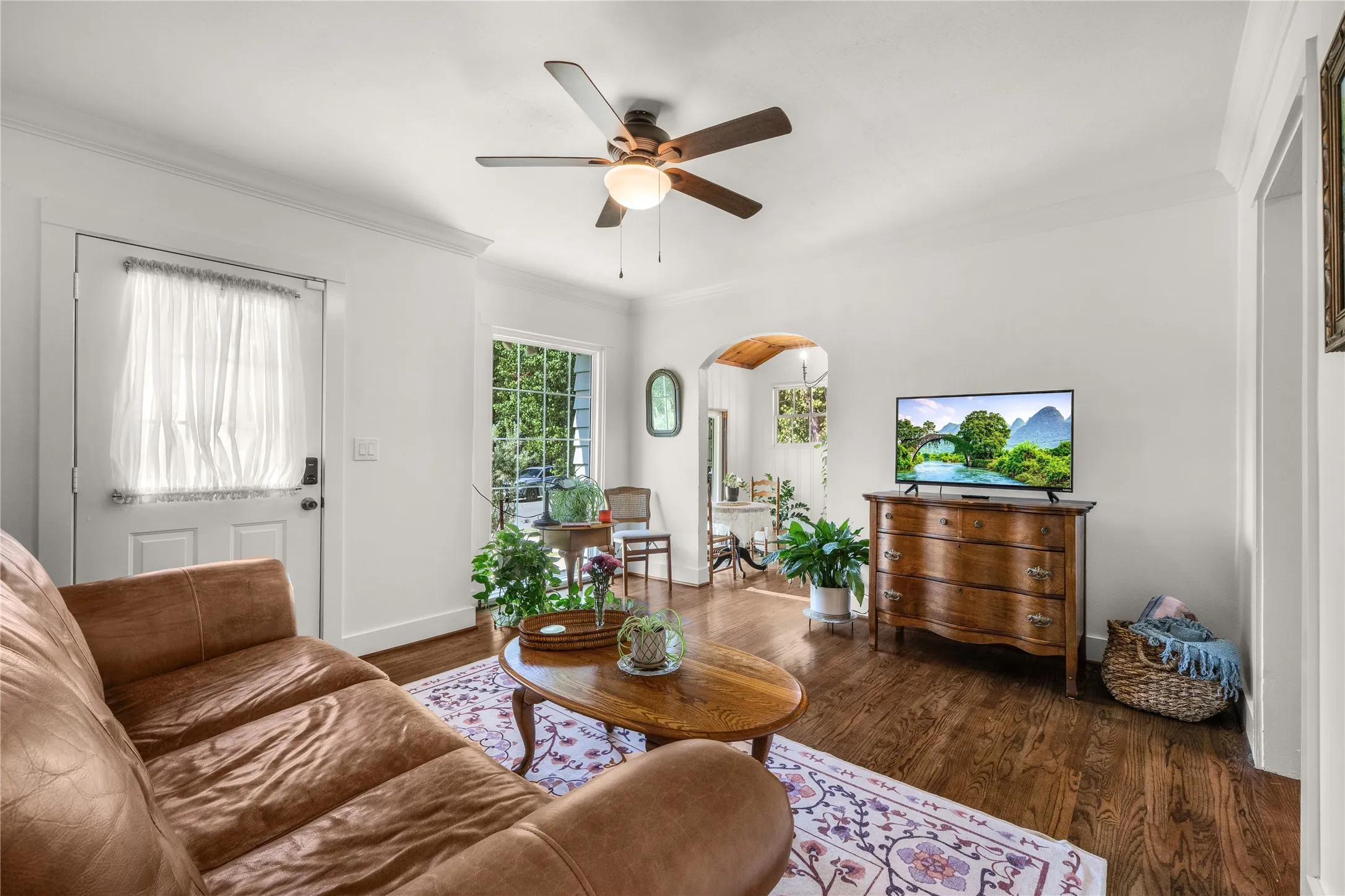 Single Family Residence For Rent in Tarrant County , 3720 Oaklawn Drive, Fort Worth, Texas 76107, 2 Bedroom, 1 Bathroom, 3 Garage spaces, 1,004 Sqft, built in 1942, mls#21353169, Real Estate Agent in Fort Worth, Homes For Rent in Tarrant county, Homes For Rent in Fort Worth, Realtor in Fort Worth Texas, Real Estate Brokerage Independent Realty Texas, Luminita Cordes Realtor