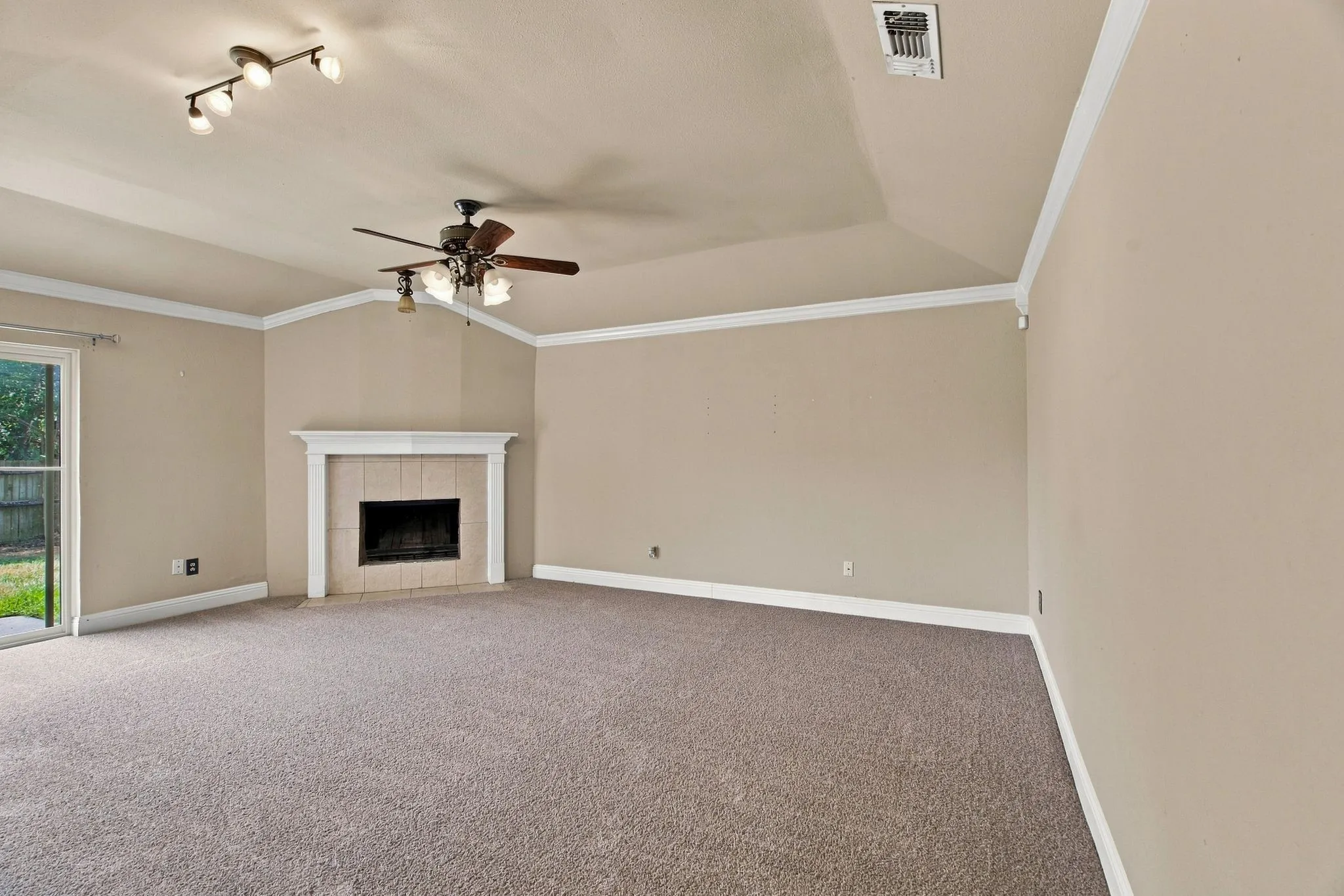 Single Family Residence For Sale in Tarrant County , 4202 Maple Springs Drive, Arlington, Texas 76001, 3 Bedroom, 2 Bathroom, 2 Garage spaces, 1,310 Sqft, built in 1982, mls#21343451, Real Estate Agent in Arlington, Homes For Sale in Tarrant county, Homes For Sale in Arlington, Realtor in Arlington Texas, Real Estate Brokerage Independent Realty Texas, Luminita Cordes Realtor