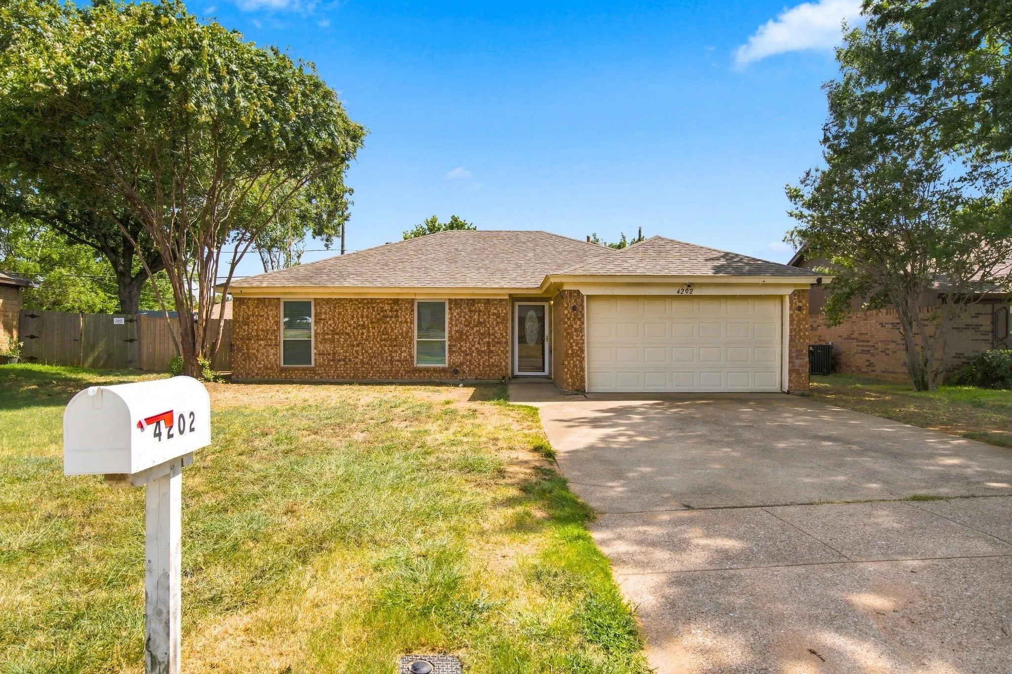 Single Family Residence For Sale in Tarrant County , 4202 Maple Springs Drive, Arlington, Texas 76001, 3 Bedroom, 2 Bathroom, 2 Garage spaces, 1,310 Sqft, built in 1982, mls#21343451, Real Estate Agent in Arlington, Homes For Sale in Tarrant county, Homes For Sale in Arlington, Realtor in Arlington Texas, Real Estate Brokerage Independent Realty Texas, Luminita Cordes Realtor