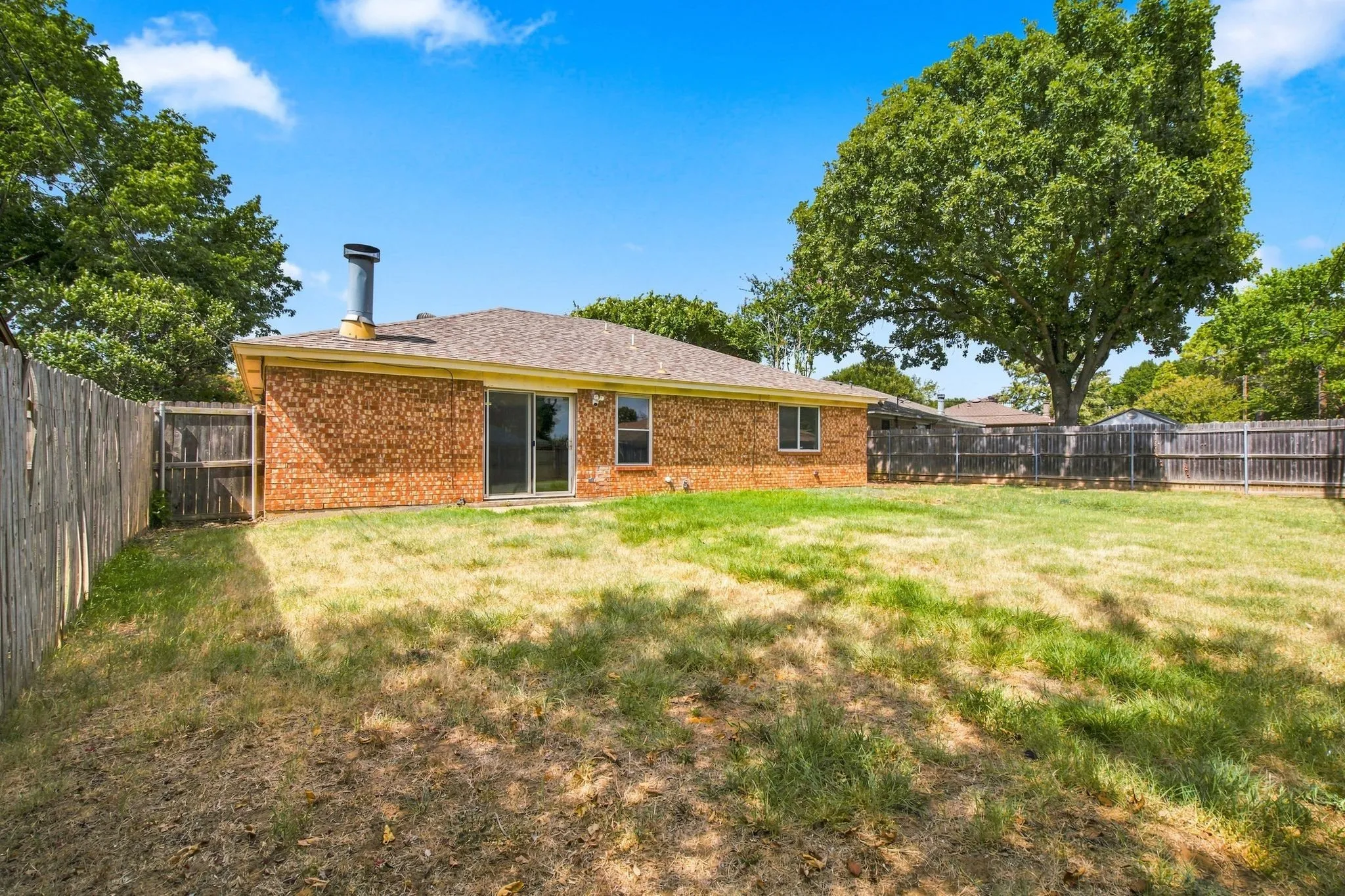 Single Family Residence For Sale in Tarrant County , 4202 Maple Springs Drive, Arlington, Texas 76001, 3 Bedroom, 2 Bathroom, 2 Garage spaces, 1,310 Sqft, built in 1982, mls#21343451, Real Estate Agent in Arlington, Homes For Sale in Tarrant county, Homes For Sale in Arlington, Realtor in Arlington Texas, Real Estate Brokerage Independent Realty Texas, Luminita Cordes Realtor