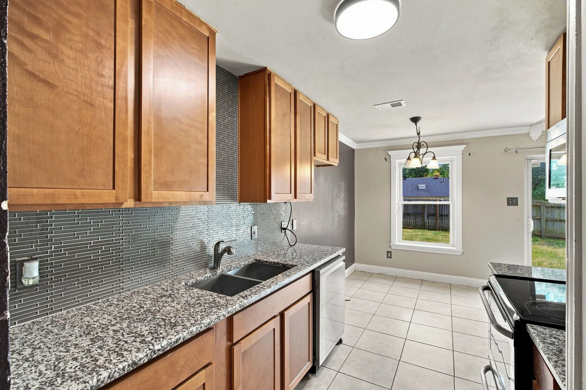 Single Family Residence For Sale in Tarrant County , 4202 Maple Springs Drive, Arlington, Texas 76001, 3 Bedroom, 2 Bathroom, 2 Garage spaces, 1,310 Sqft, built in 1982, mls#21343451, Real Estate Agent in Arlington, Homes For Sale in Tarrant county, Homes For Sale in Arlington, Realtor in Arlington Texas, Real Estate Brokerage Independent Realty Texas, Luminita Cordes Realtor